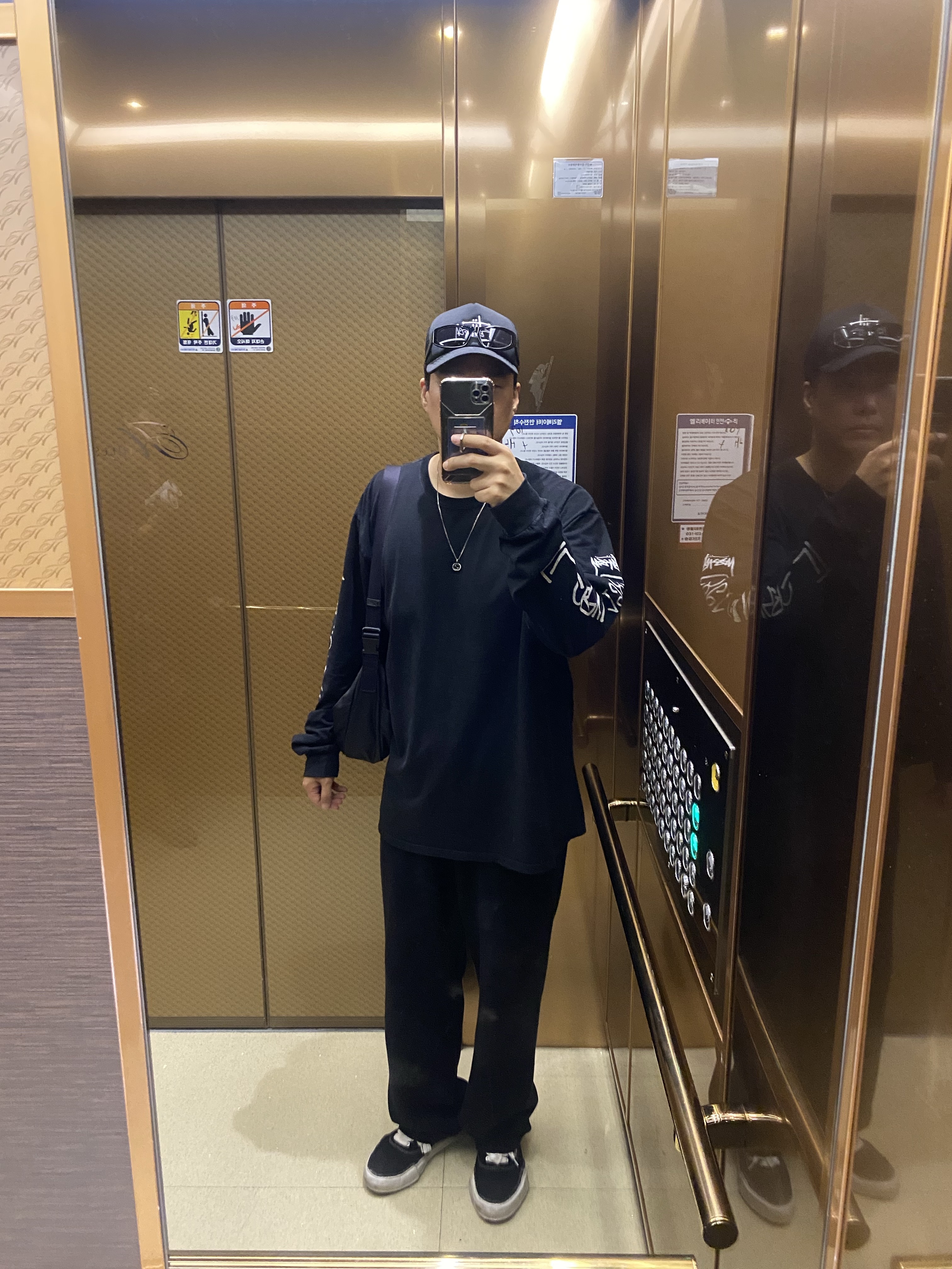Stussy Basic Trucker Cap Black, Stussy Landon Sunglasses Black Black Lens 착용 스타일