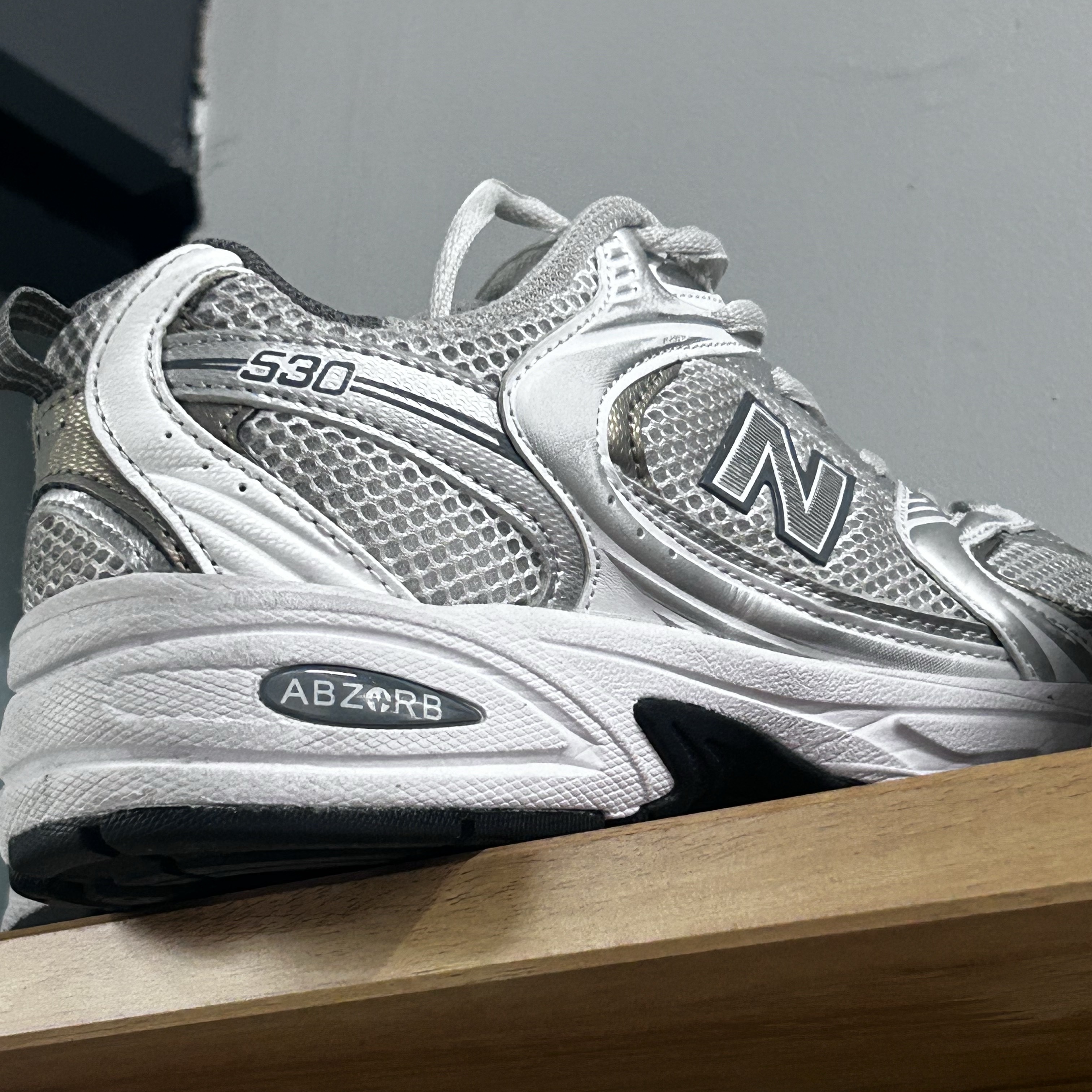 New Balance 530 White Silver 착용 스타일