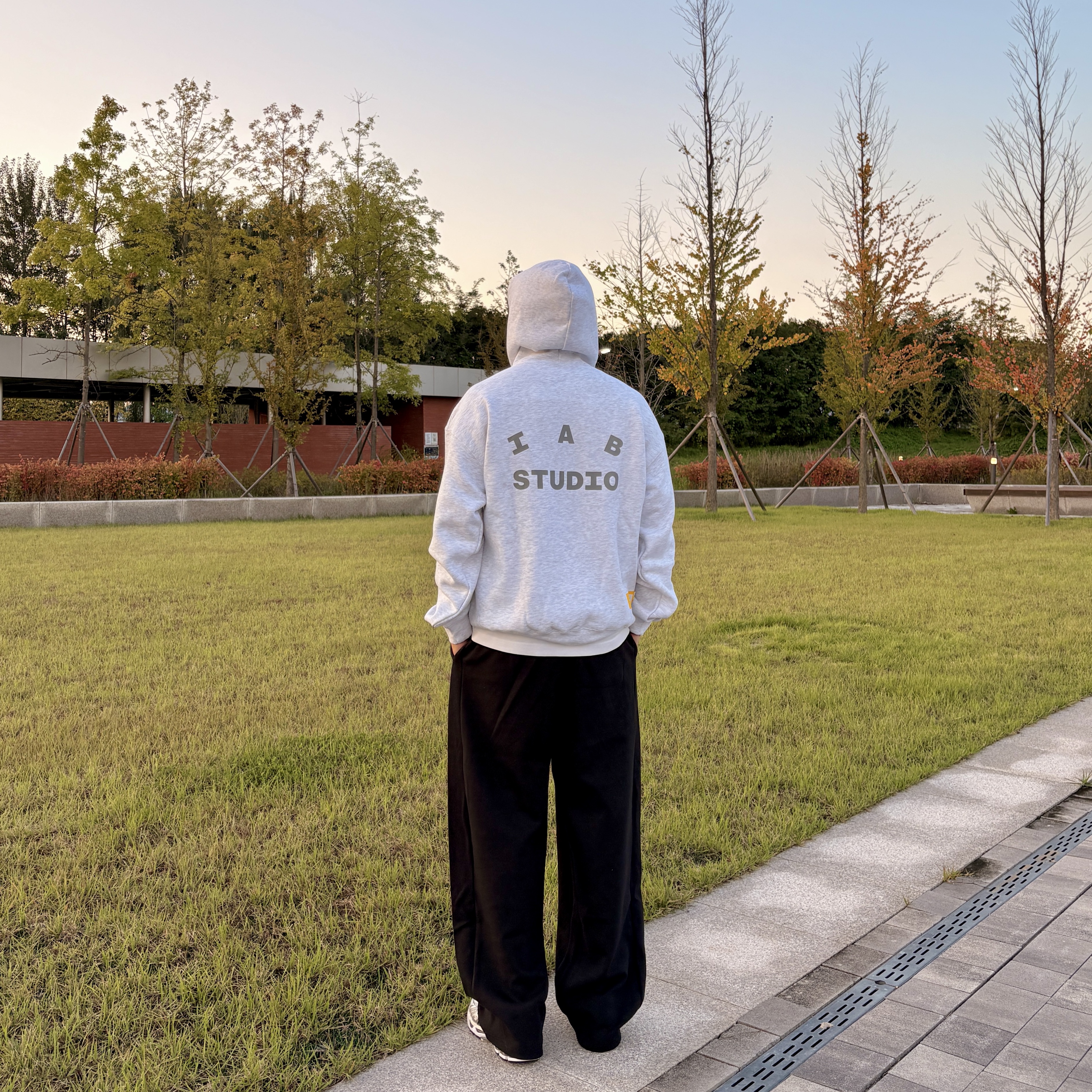 Gentle Monster Hovo 01 Black, IAB Studio Hoodie Light Gray 착용 스타일 - 5