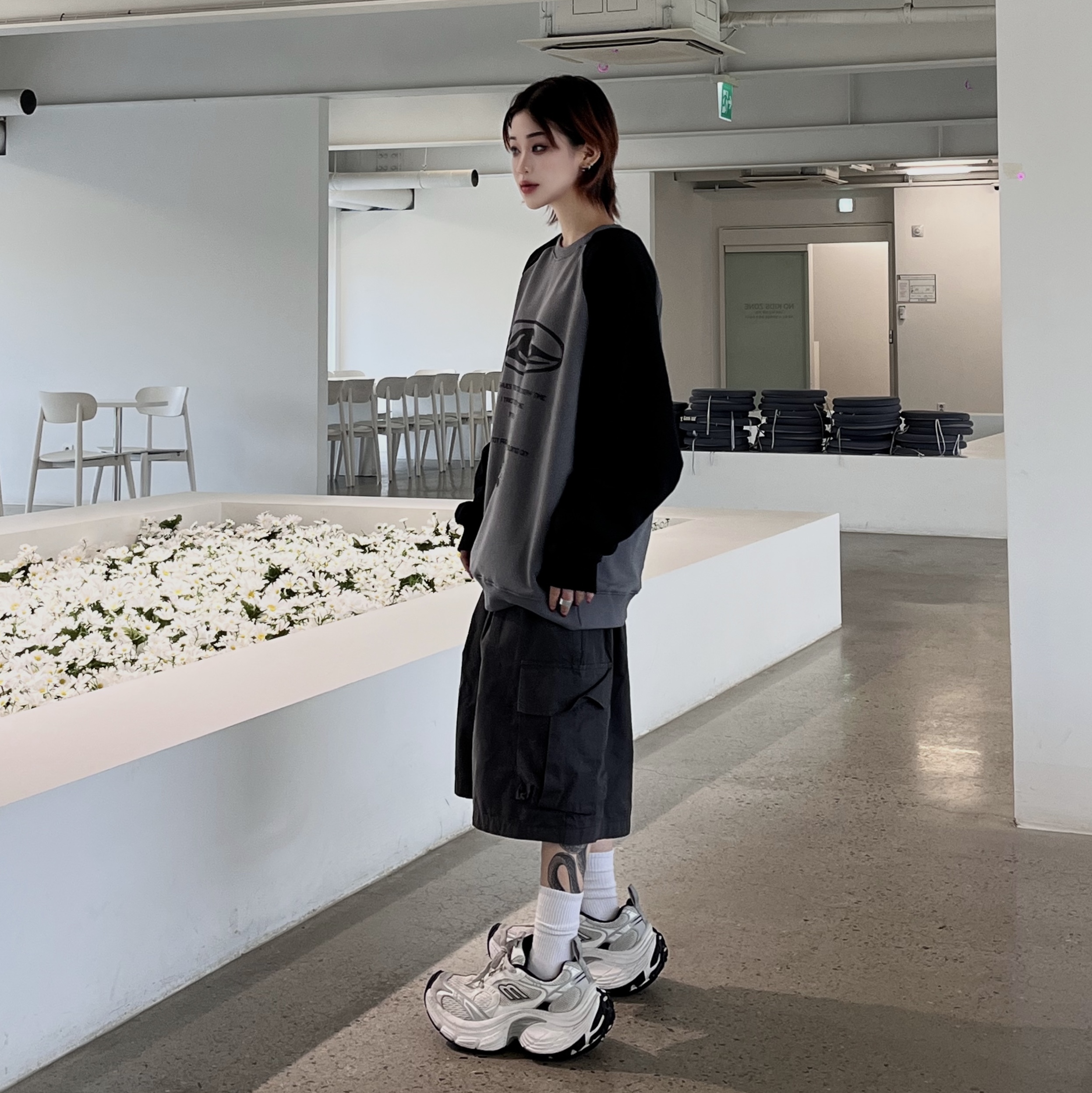 Balenciaga 10XL Sneakers White Grey Silver Black 착용 스타일 - 1