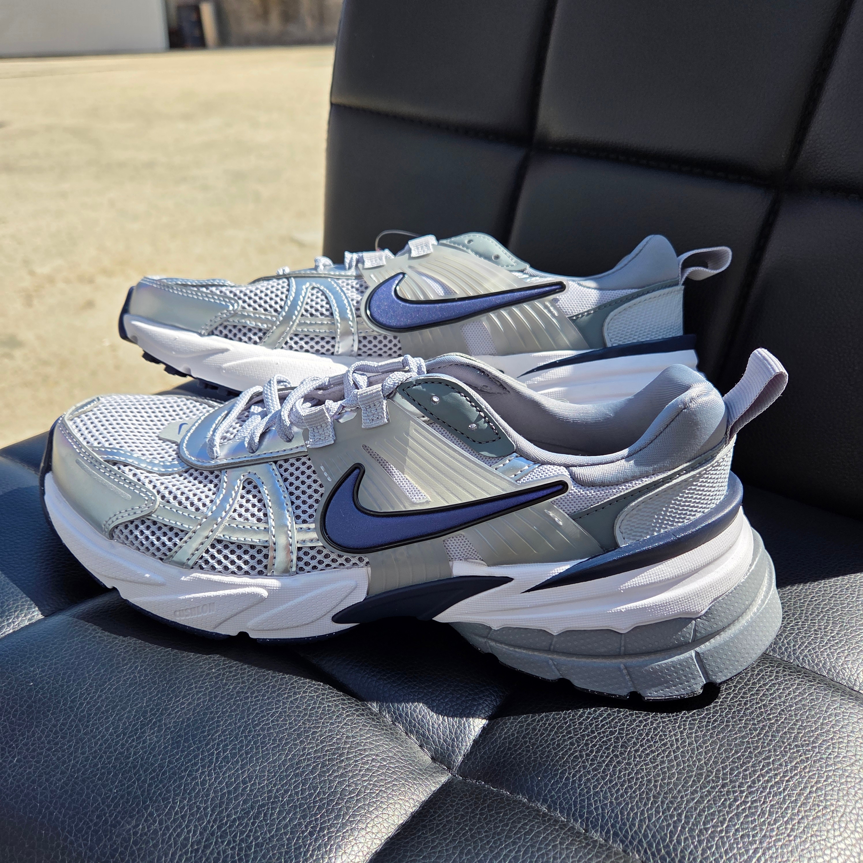 Nike V2K Run Wolf Grey Cool Grey 착용 스타일 - 2