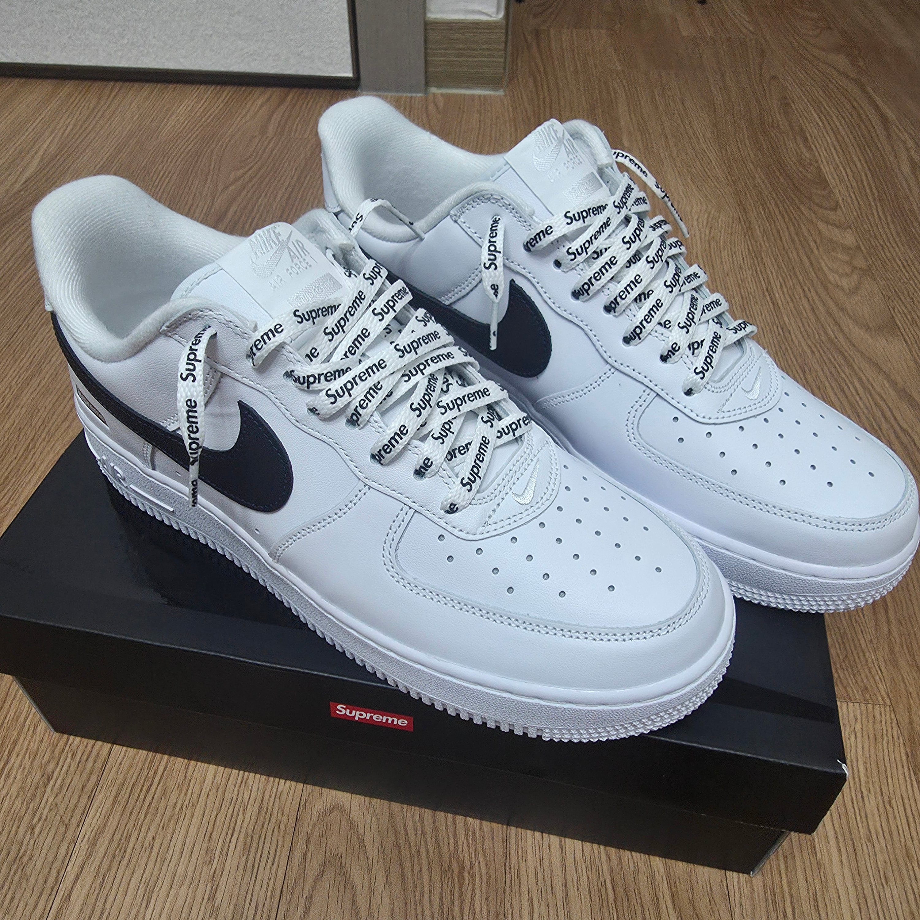 Nike x Supreme Air Force 1 Low White 착용 스타일 - 4