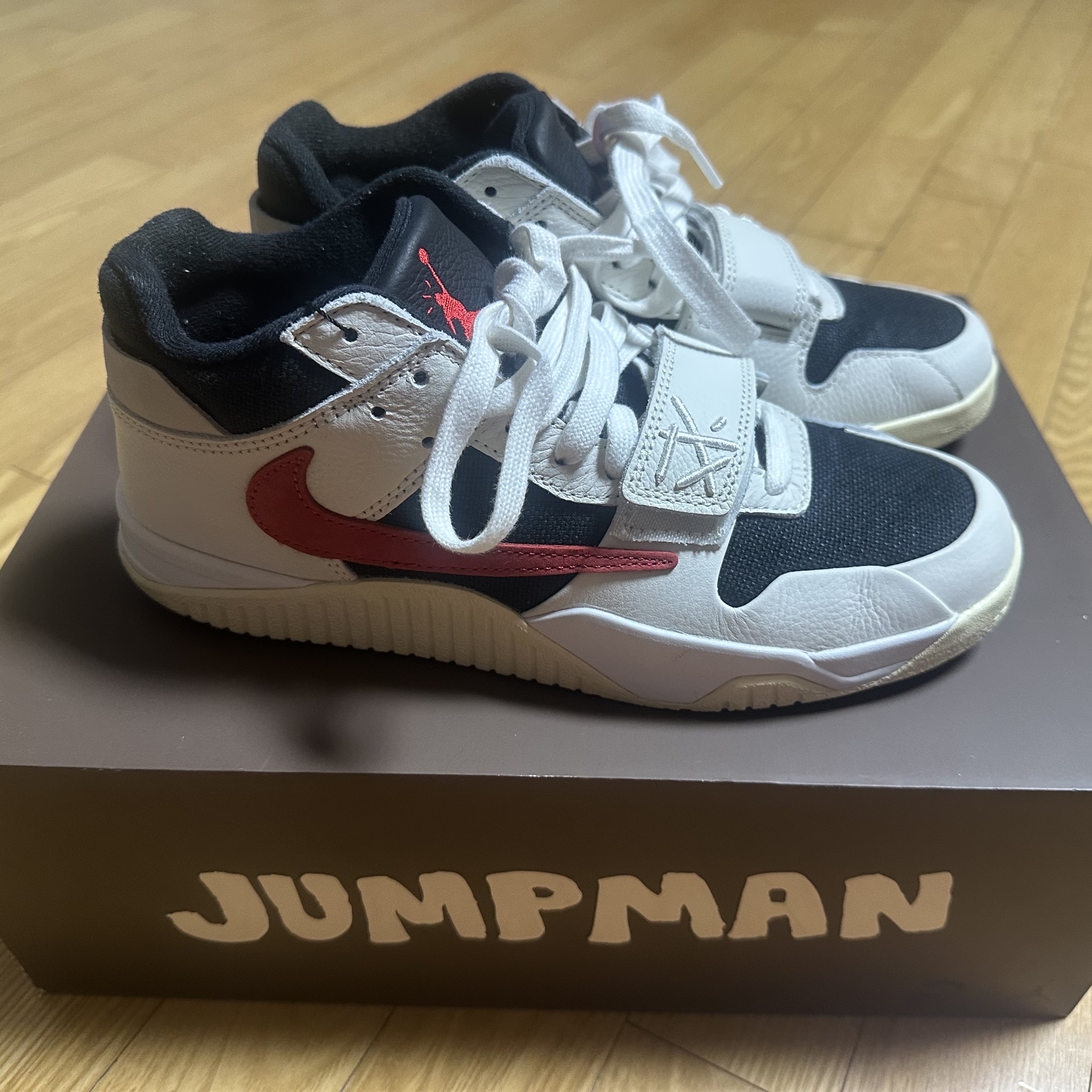 Jordan x Travis Scott Jumpman Jack TR University Red, Jordan x Travis Scott Jumpman Jack TR Black and Dark Mocha 착용 스타일 - 2