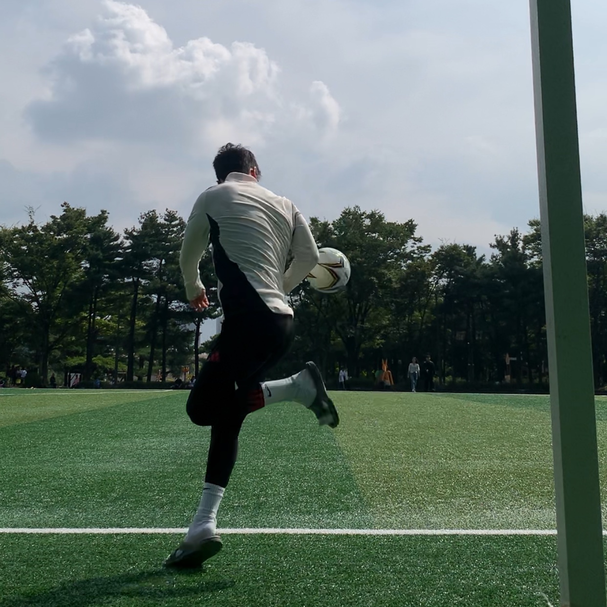 Adidas Liverpool FC Tiro 25 Competition Training Top Wonder White - KR Sizing (Non Marking Ver.), Adidas Liverpool FC Tiro 25 Competition Training Pants Black - KR Sizing 착용 스타일 - 1