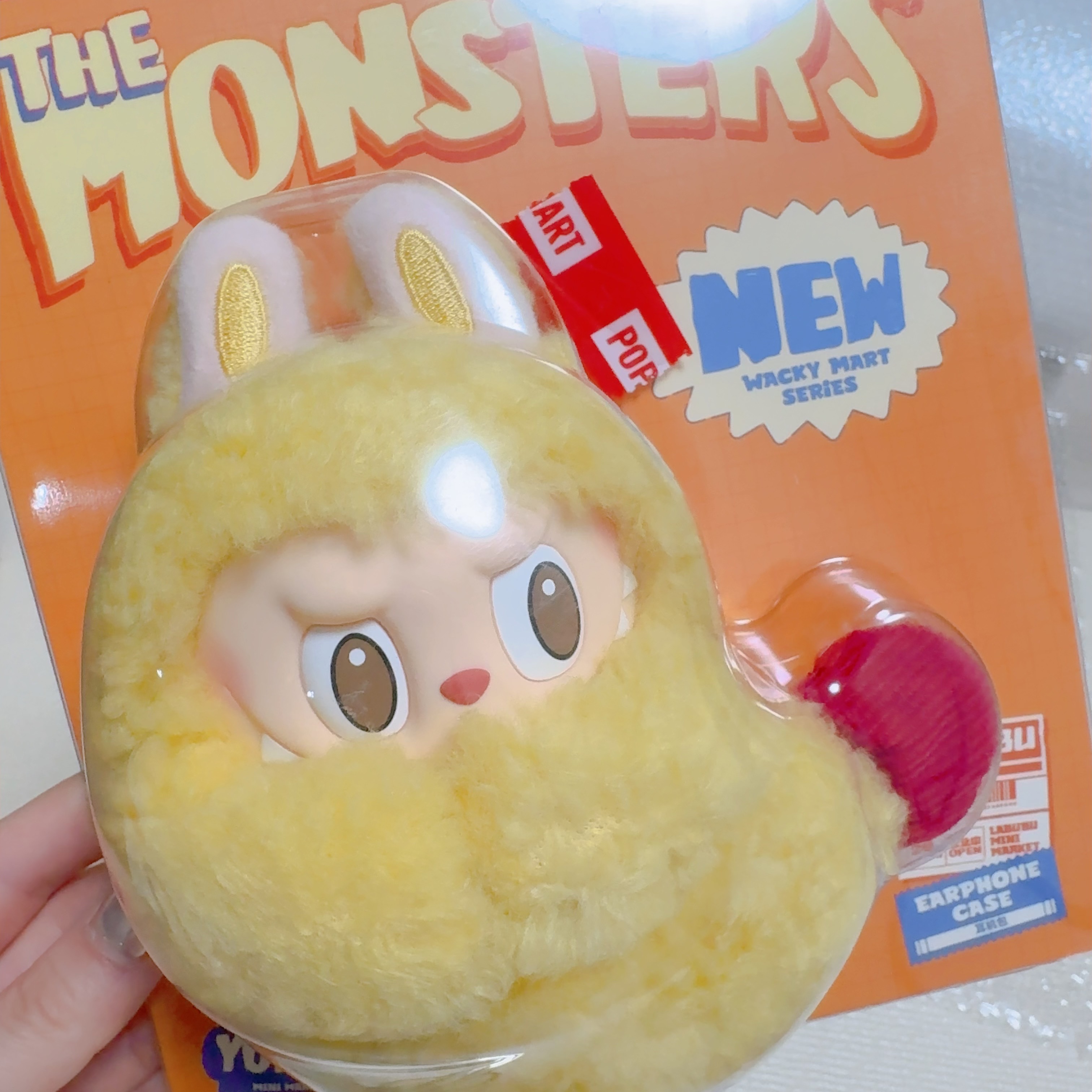 Pop Mart Labubu The Monsters Wacky Mart Series Earphone Case 착용 스타일
