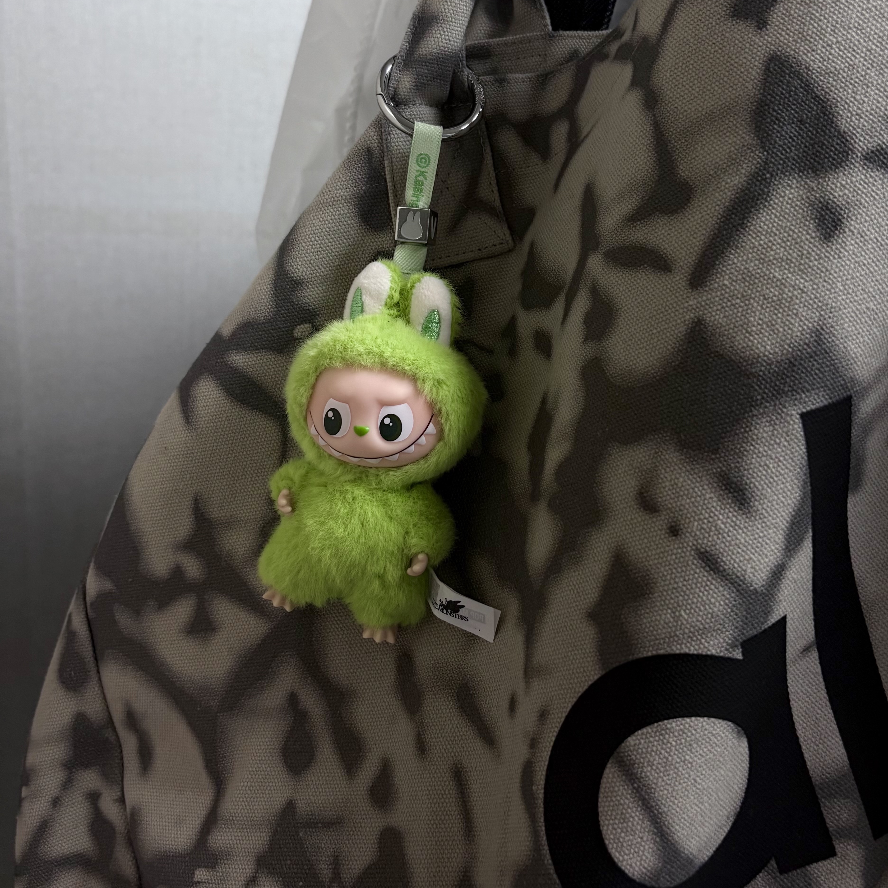 Pop Mart Labubu The Monsters Pin For Love Series Vinyl Plush Pendant Sealed Case (N-Z) (1 Blind Box) 착용 스타일
