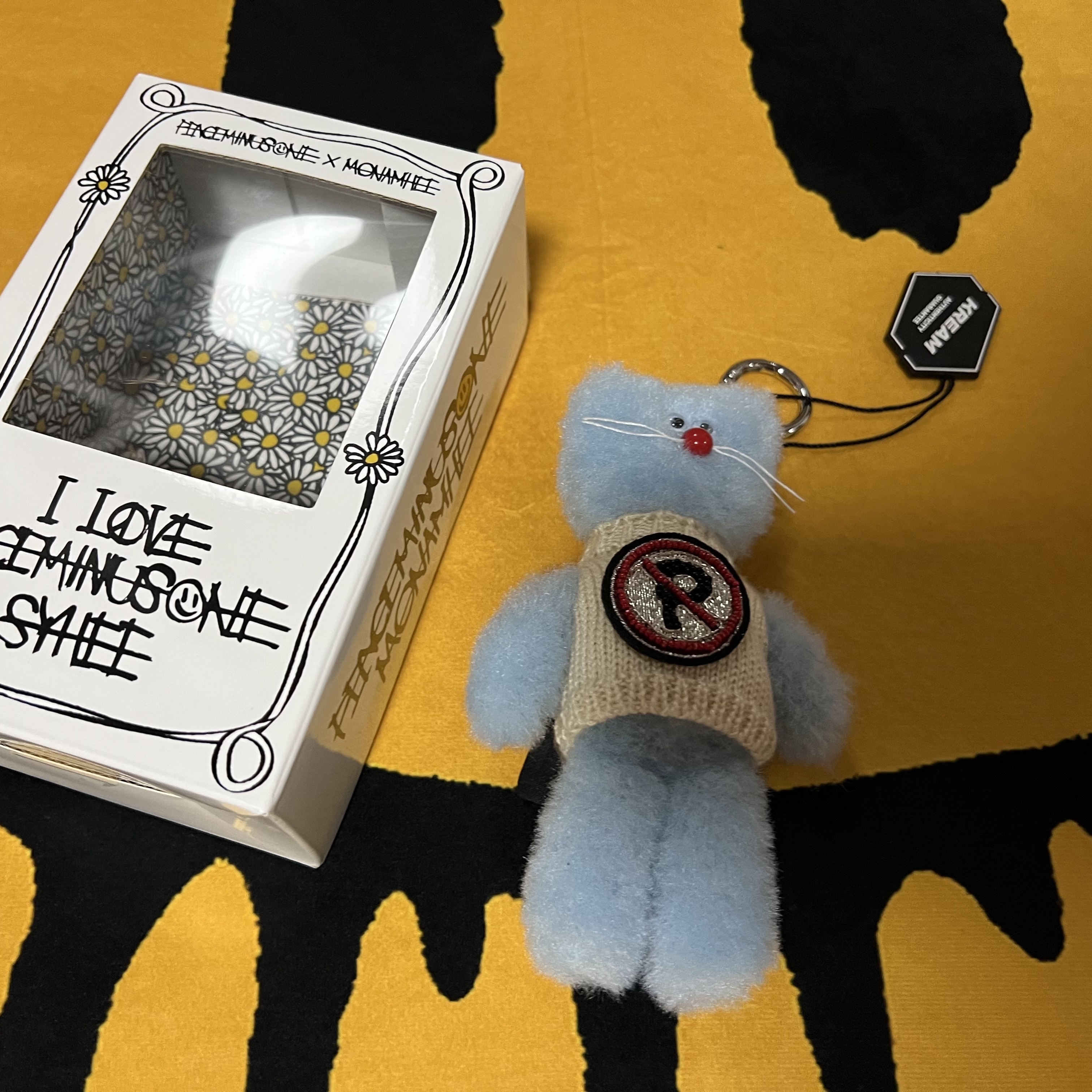 Monamhee x Peaceminusone Syhee Plush Keyring 착용 스타일 - 2