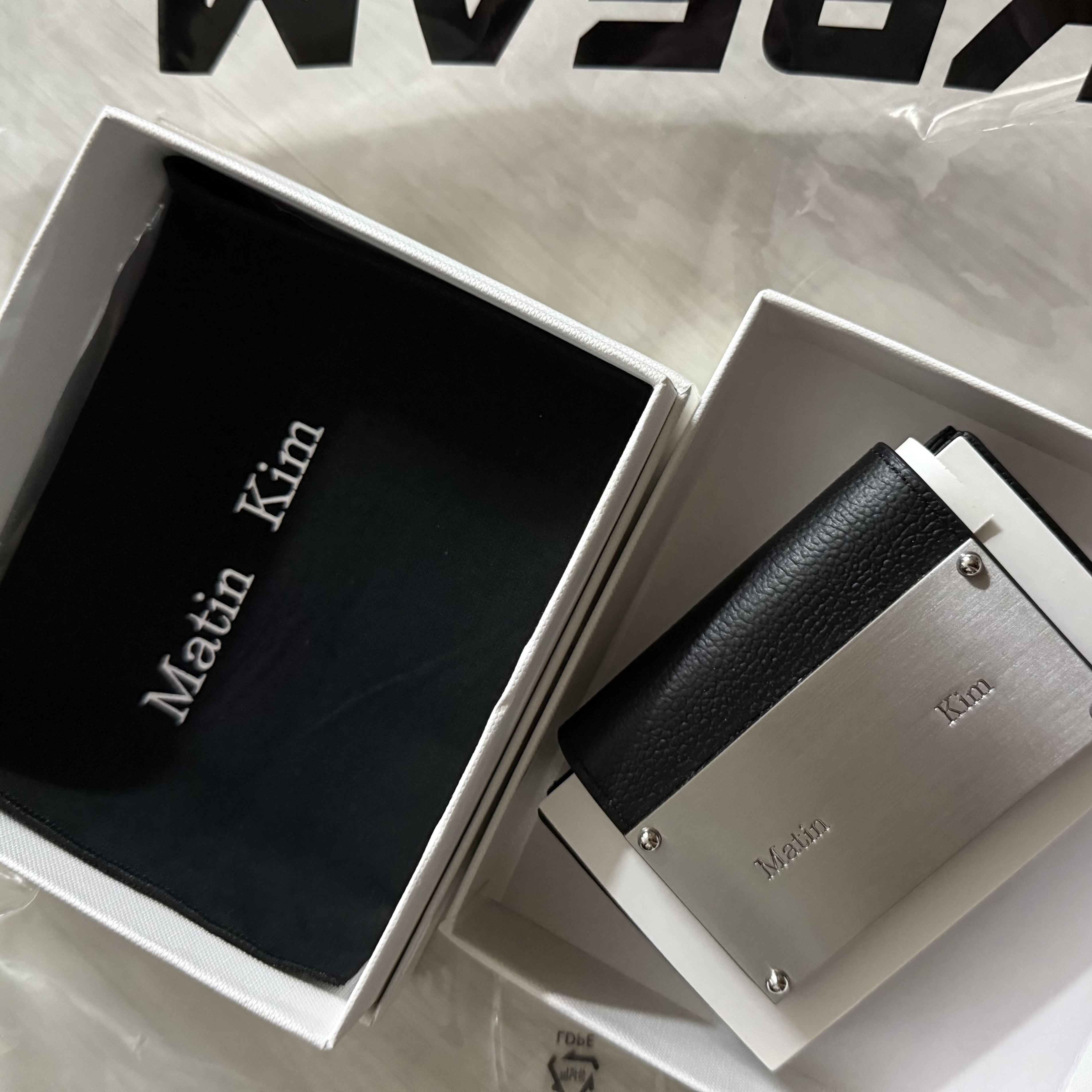 Matin Kim Accordion Wallet Black 착용 스타일
