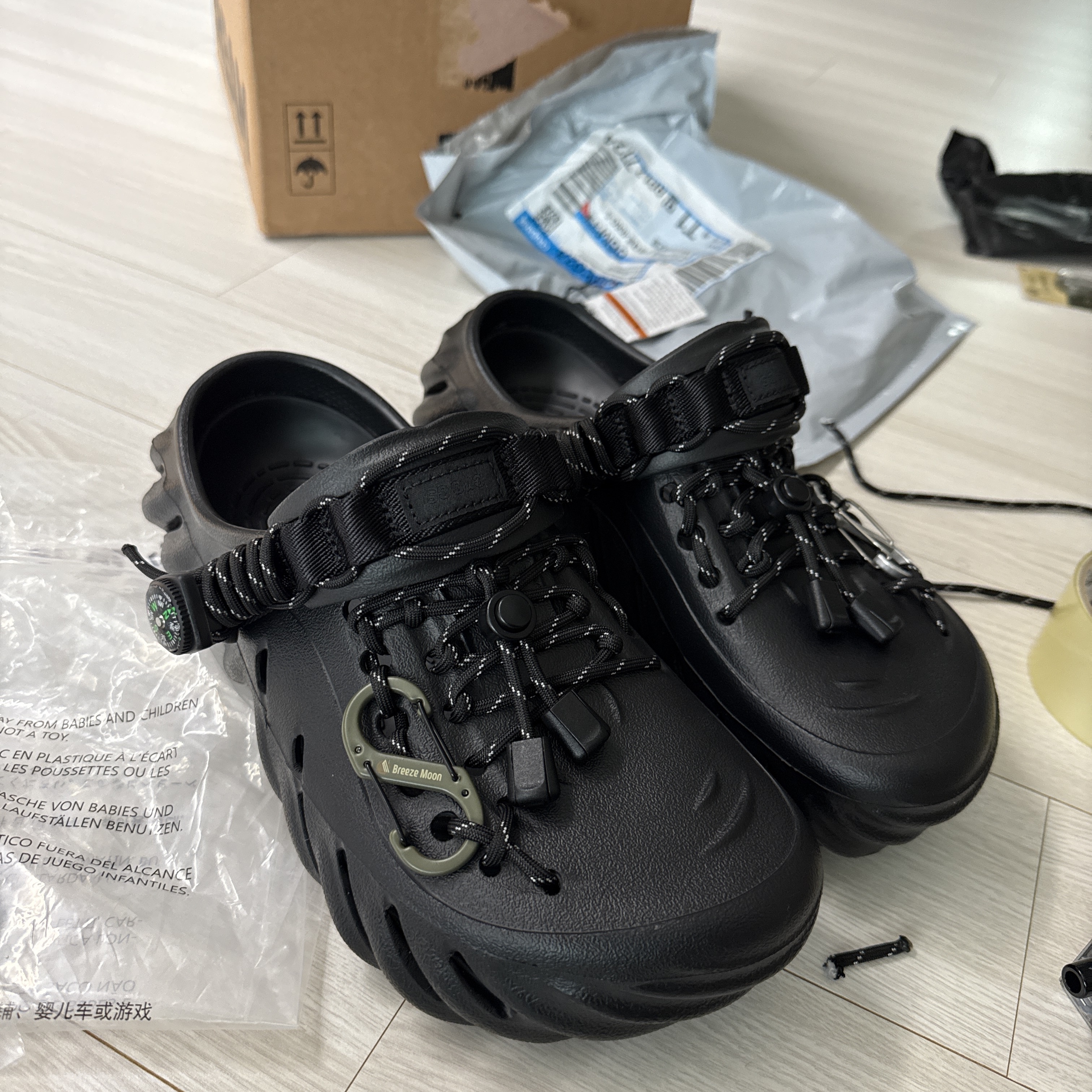Crocs Echo Clog Black 착용 스타일 - 1