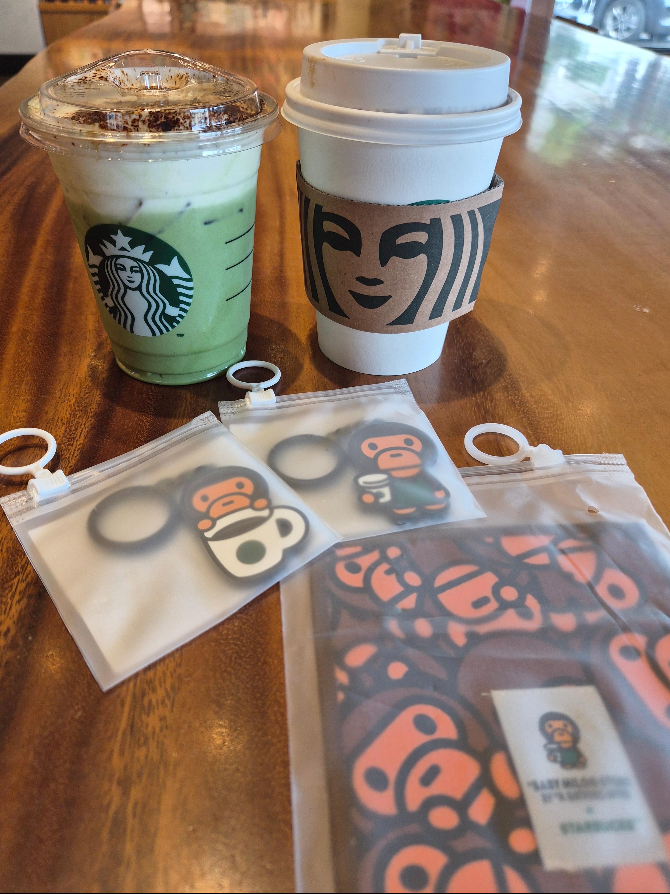 Starbucks x BAPE Baby Milo Coaster, Starbucks x BAPE Baby Milo Keychain 착용 스타일