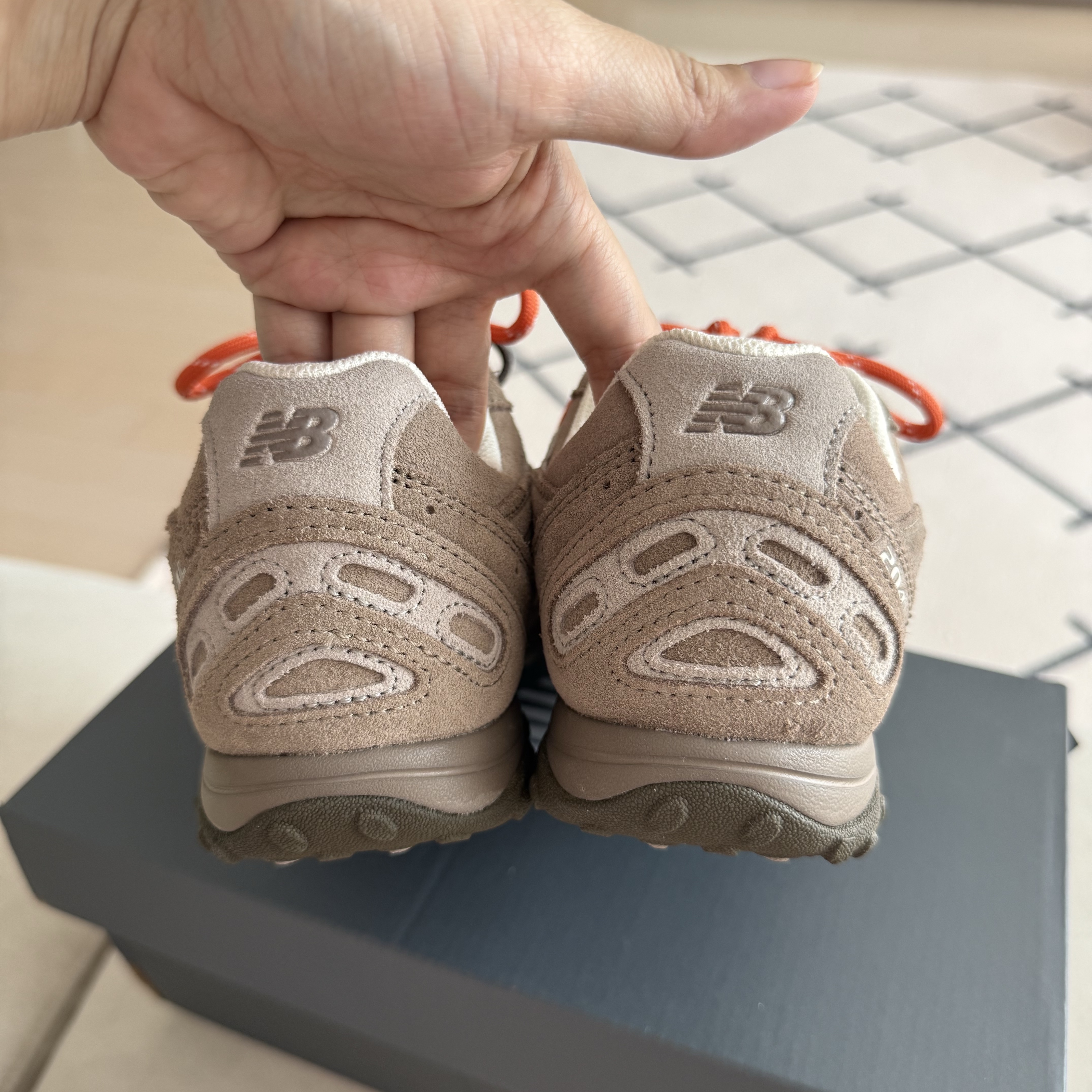 New Balance 204L Suede Mushroom Arid Stone 착용 스타일 - 3