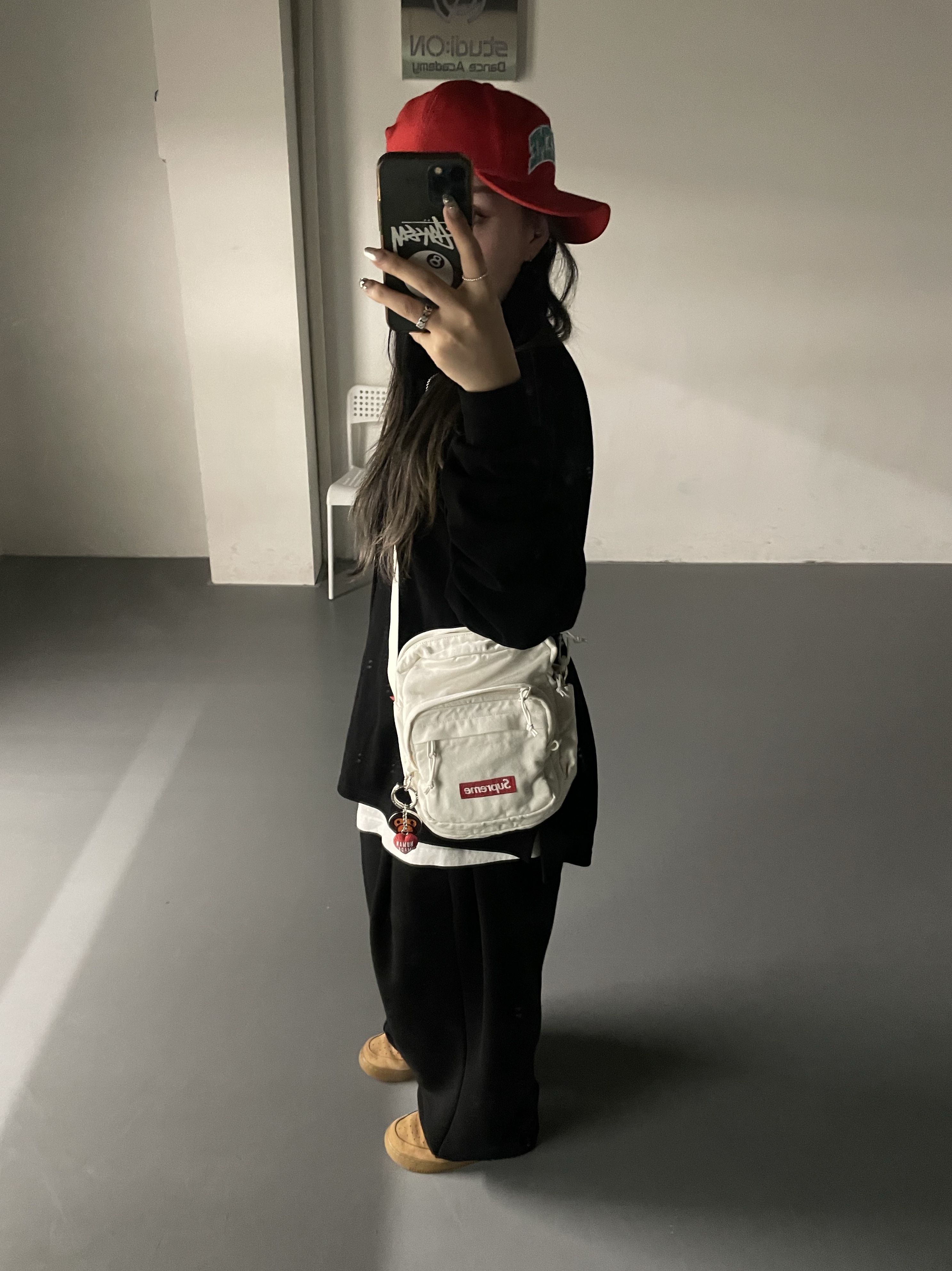 Supreme Denim Shoulder Bag White - 25FW, BAPE Baby Milo Metal Keychain Brown 착용 스타일