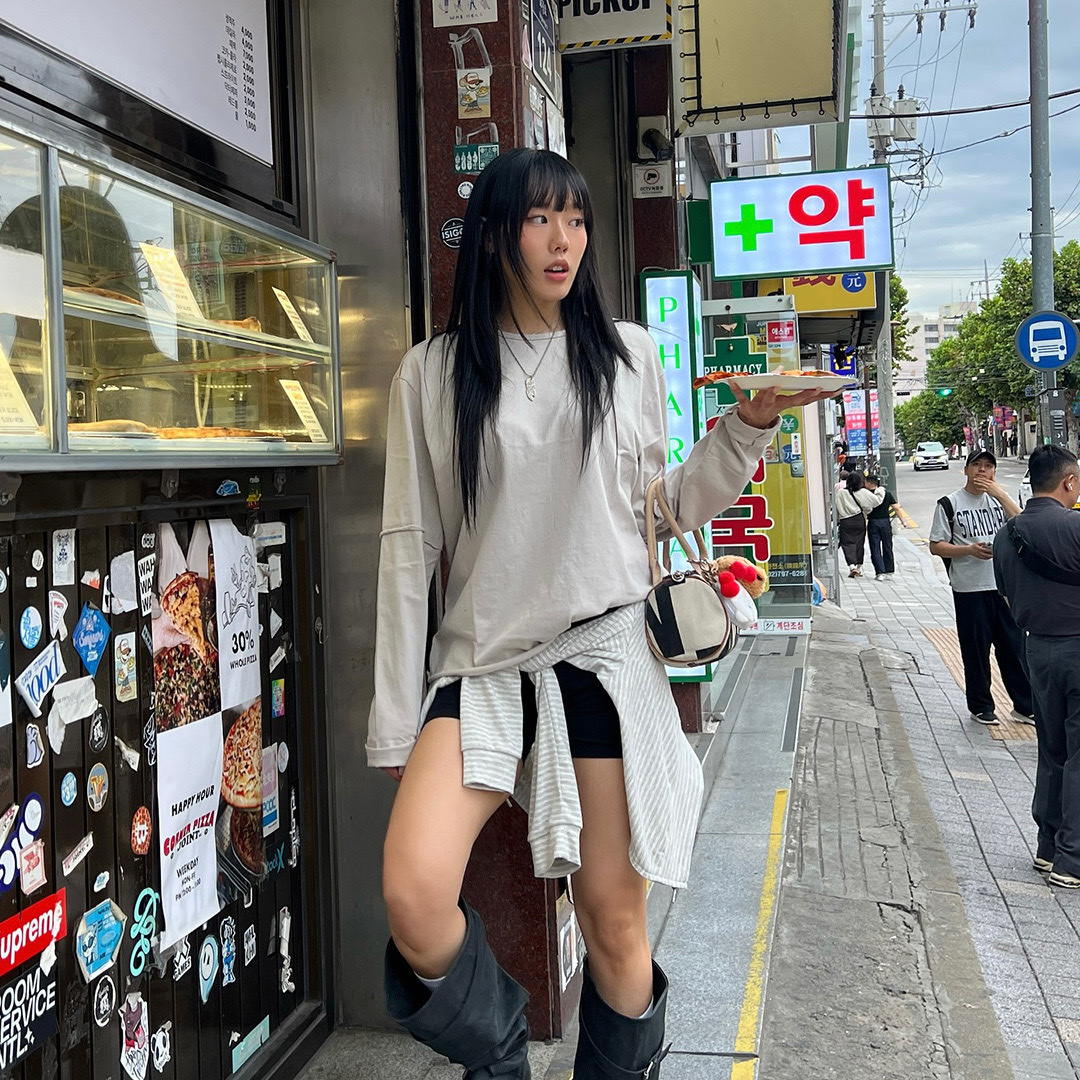 Thevinylhouse Cut-Off Layered LS Tee Beige 착용 스타일