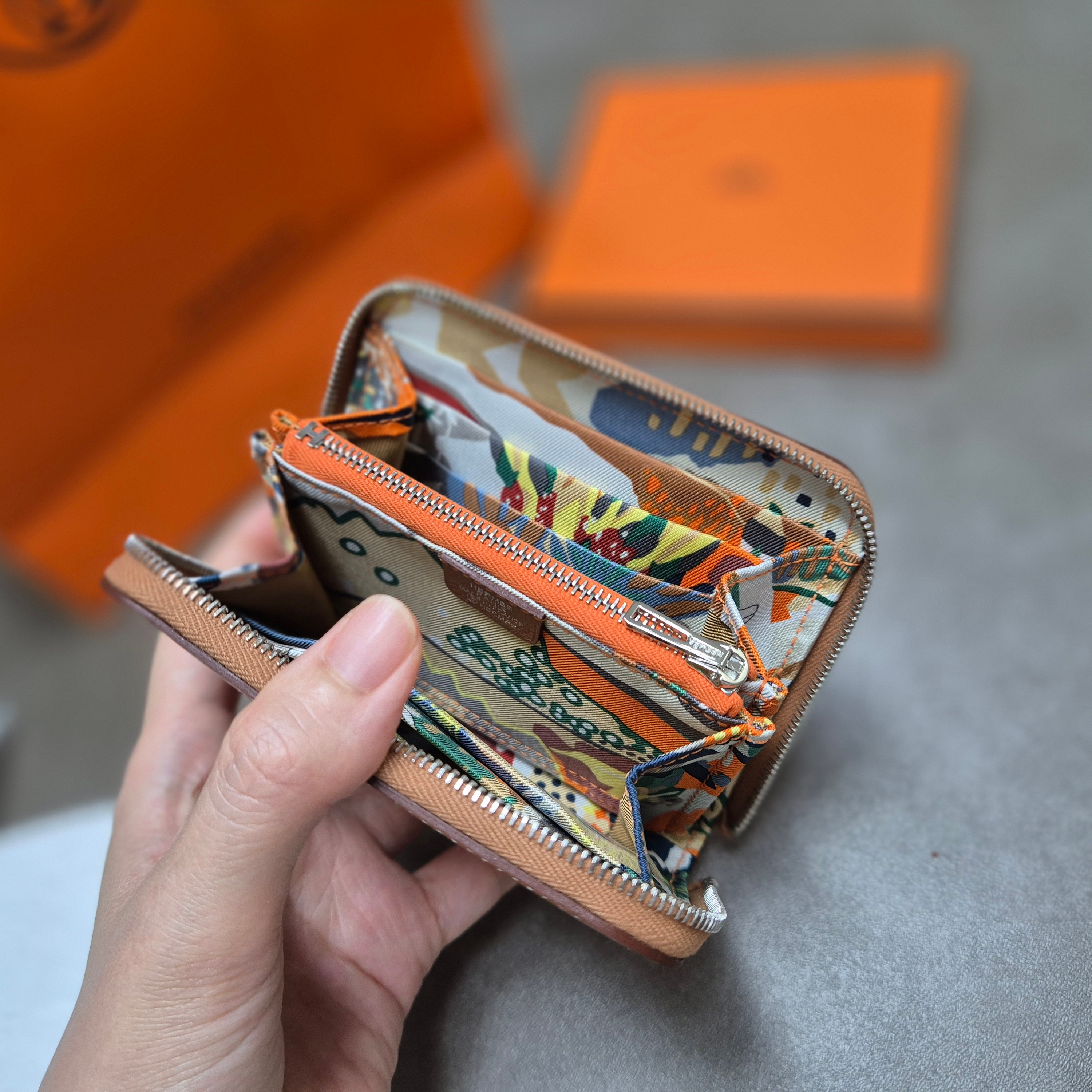 Hermes Silk'In Compact Wallet Epsom & Gold Jaune Citron Celeste 착용 스타일 - 3
