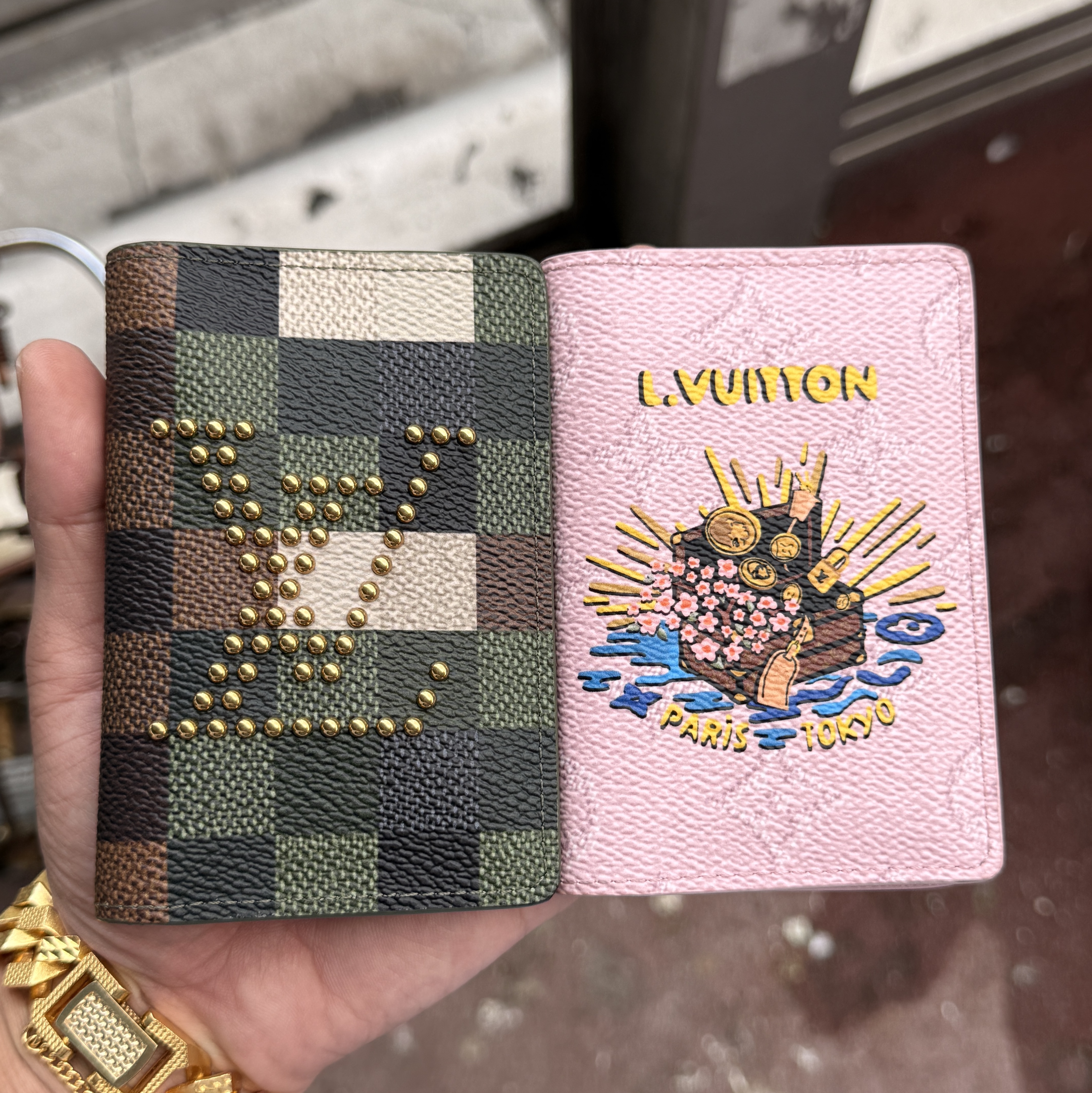 Louis Vuitton Pocket Organizer Damoflage Green, Louis Vuitton Pocket Organizer Pink 착용 스타일 - 2
