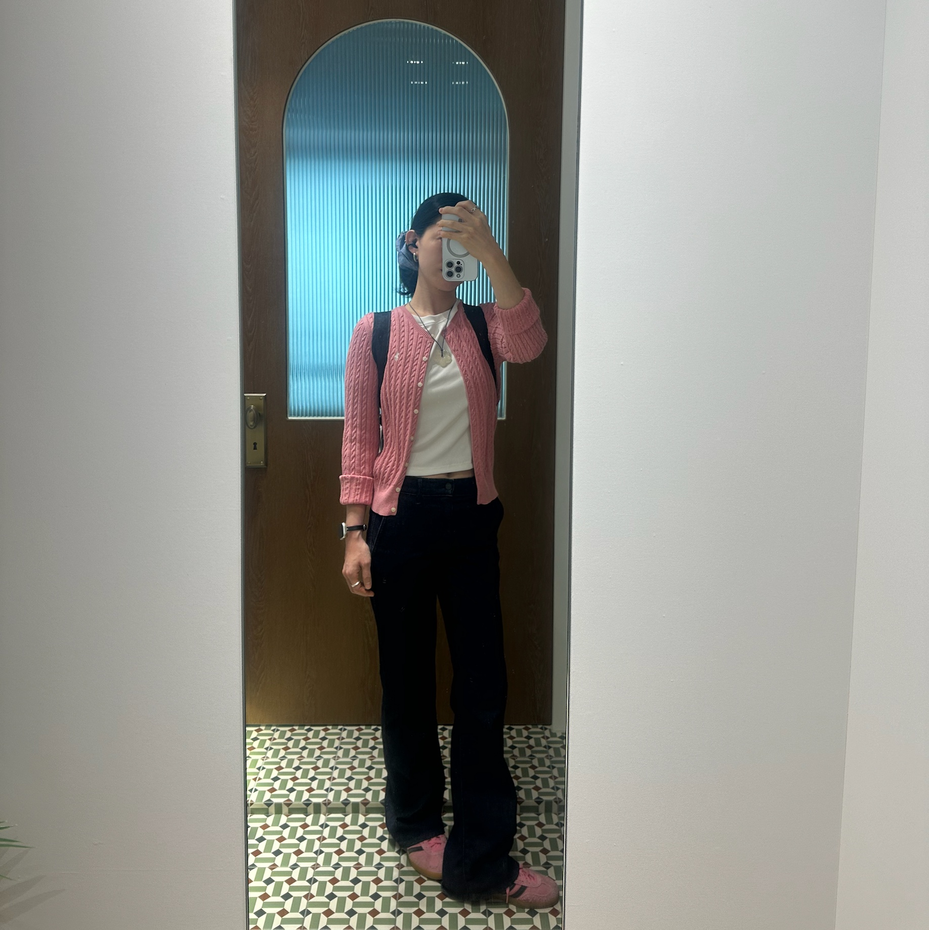 (W) Adidas Gazelle Indoor Bliss Pink, Arc'teryx Heliad 15 Backpack Black 착용 스타일