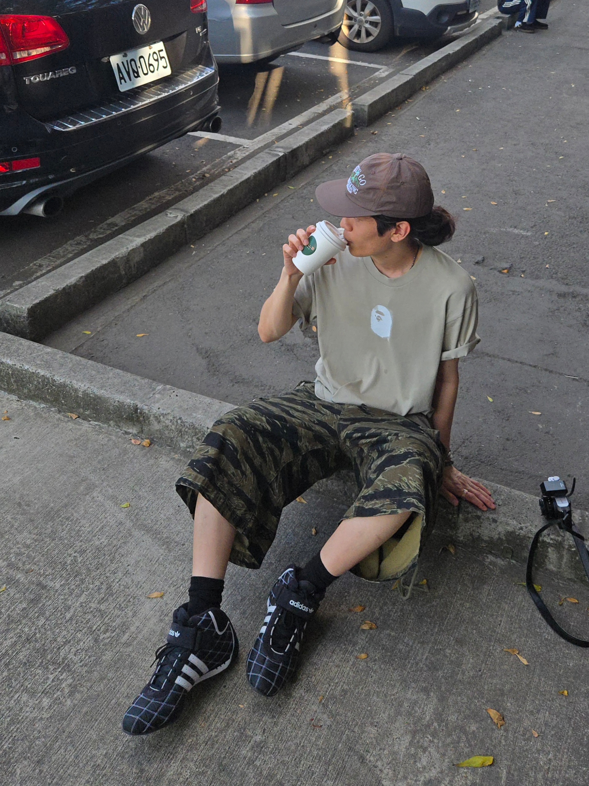 BAPE Pigment Print Ape Head Relaxed Fit T-Shirt Olive Drab 착용 스타일 - 2
