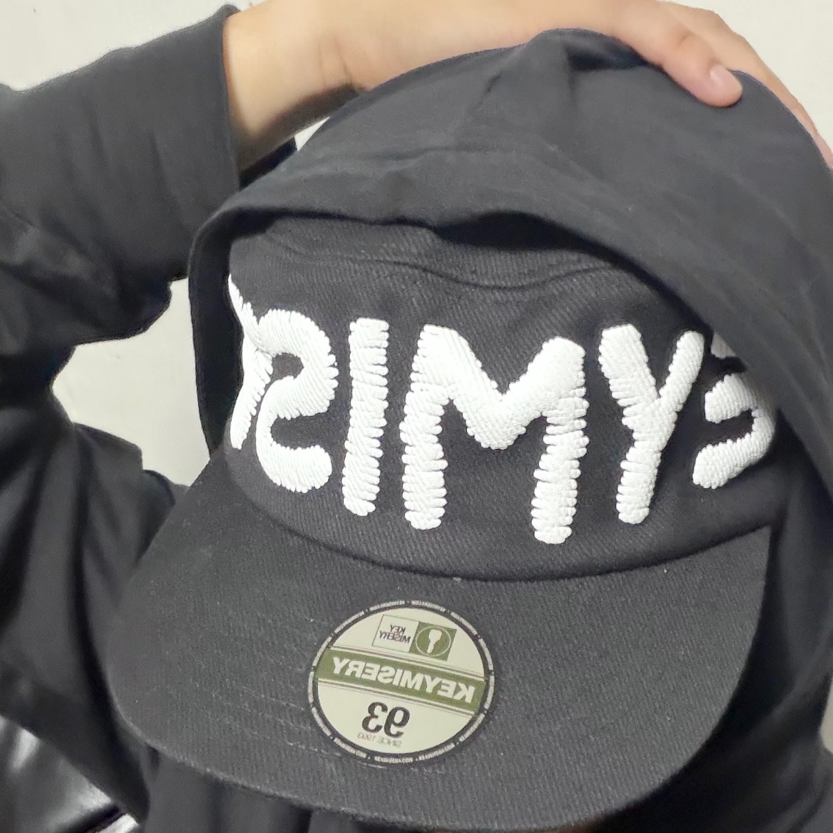 Keymisery Whisper Pillbox Cap - Black 착용 스타일 - 2