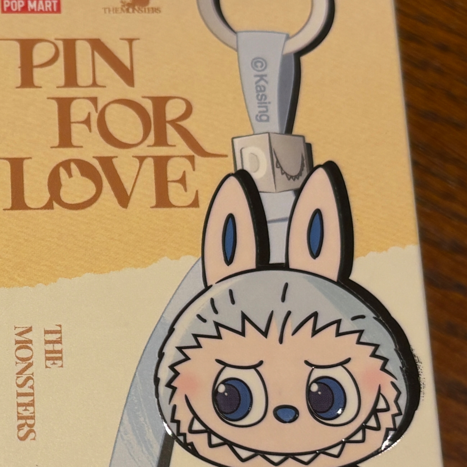 Pop Mart Labubu The Monsters Pin For Love Series Vinyl Plush Pendant Sealed Case (A-M) (1 Blind Box) 착용 스타일