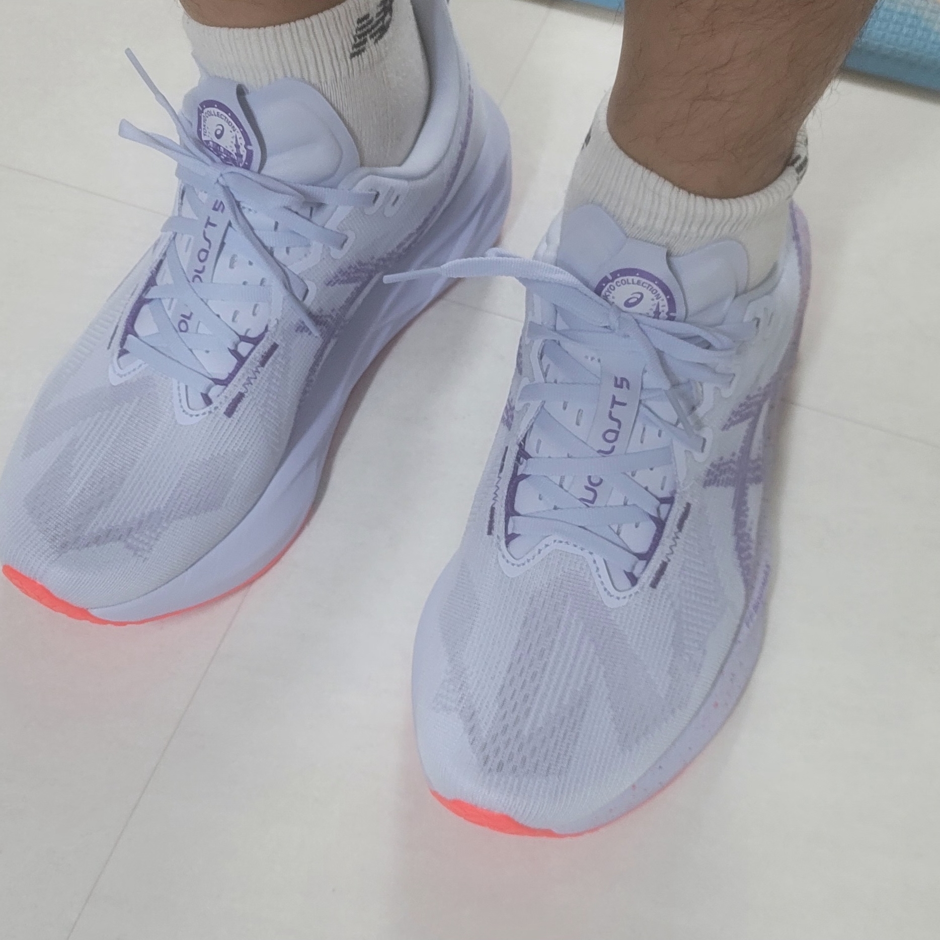 Asics Novablast 5 Tokyo Blue Fade Edo Purple 착용 스타일 - 2