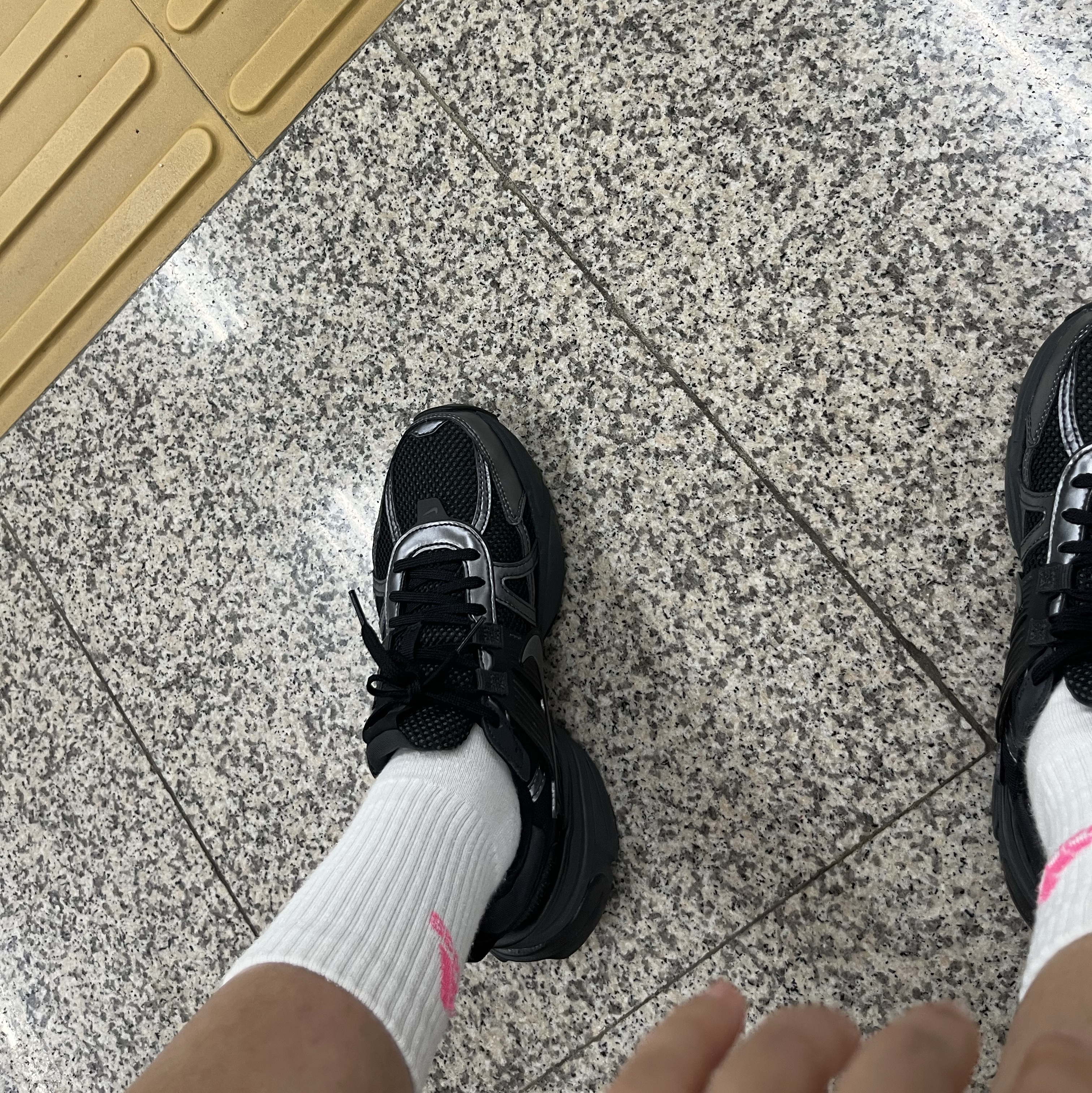 Nike V2K Run Black Anthracite 착용 스타일