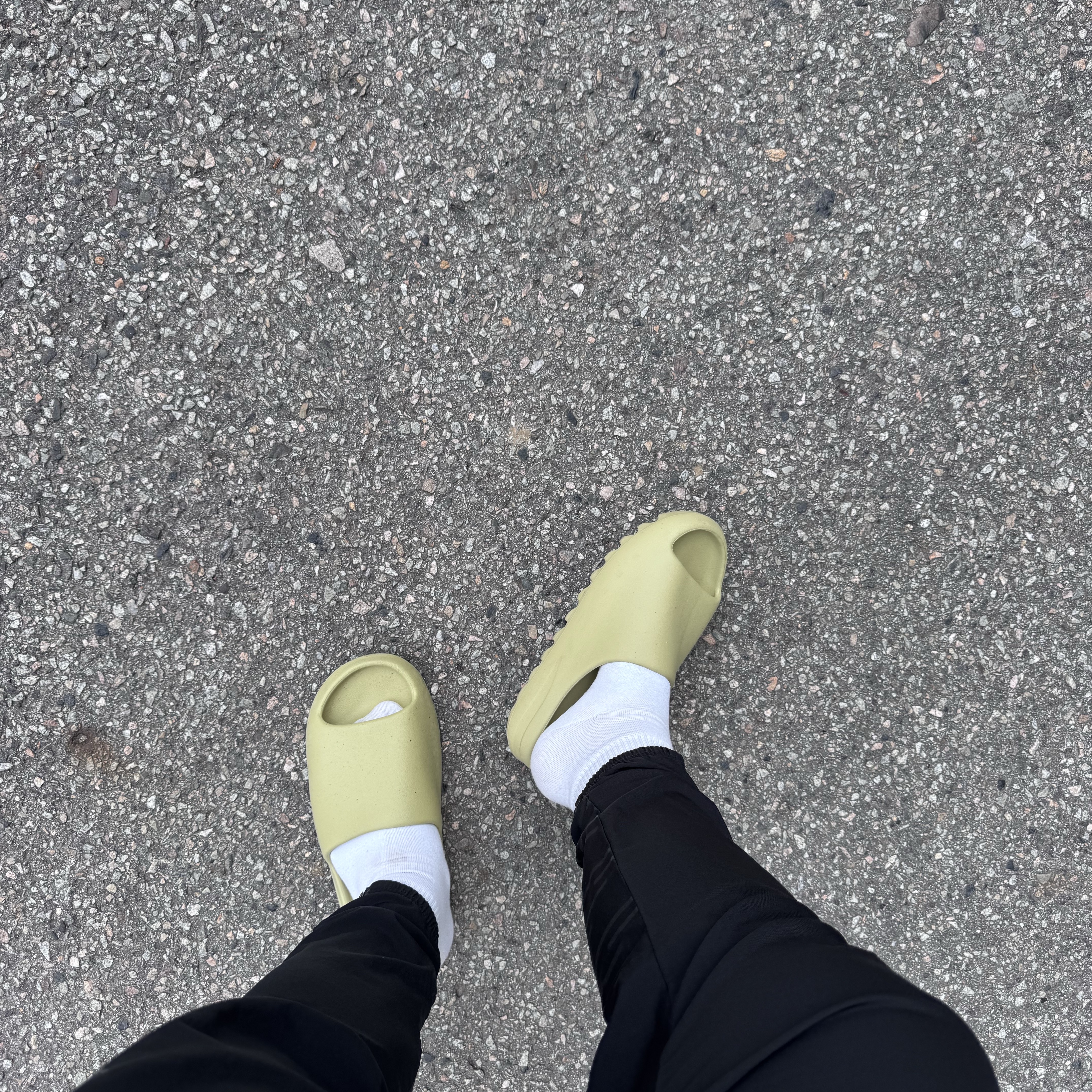 Adidas Yeezy Slide Resin 2022 착용 스타일