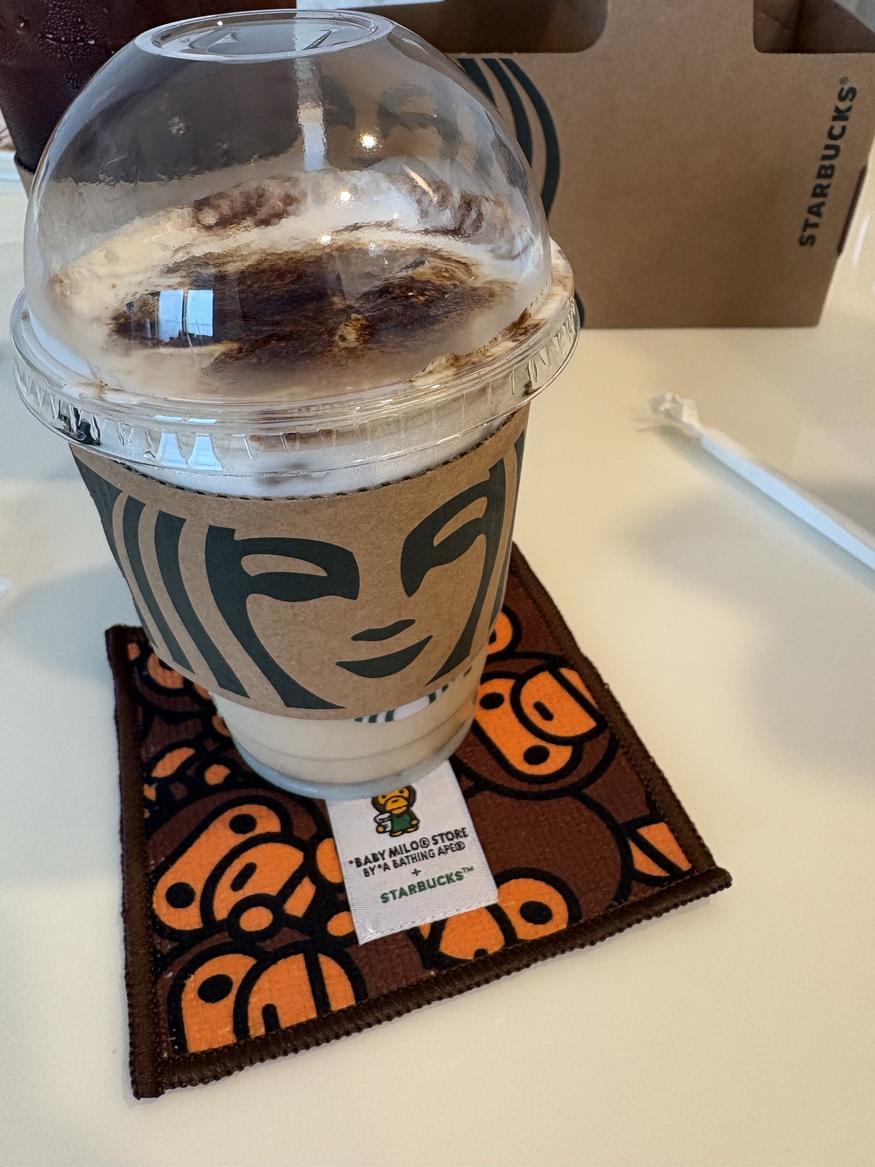 Starbucks x BAPE Baby Milo Coaster, BAPE Baby Milo MagSafe Card Holder Black 착용 스타일 - 2