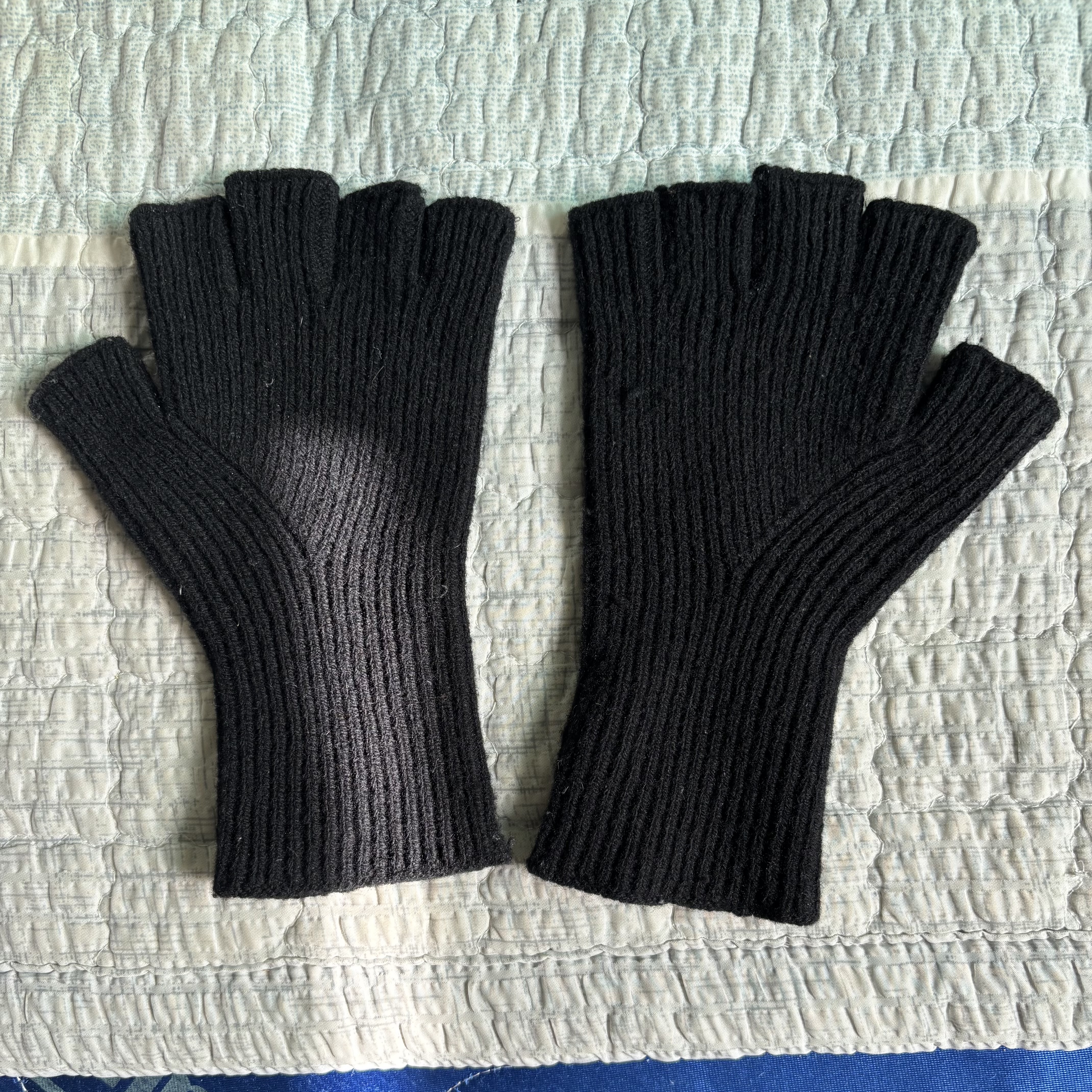 Arket Fingerless Wool Gloves Black 착용 스타일