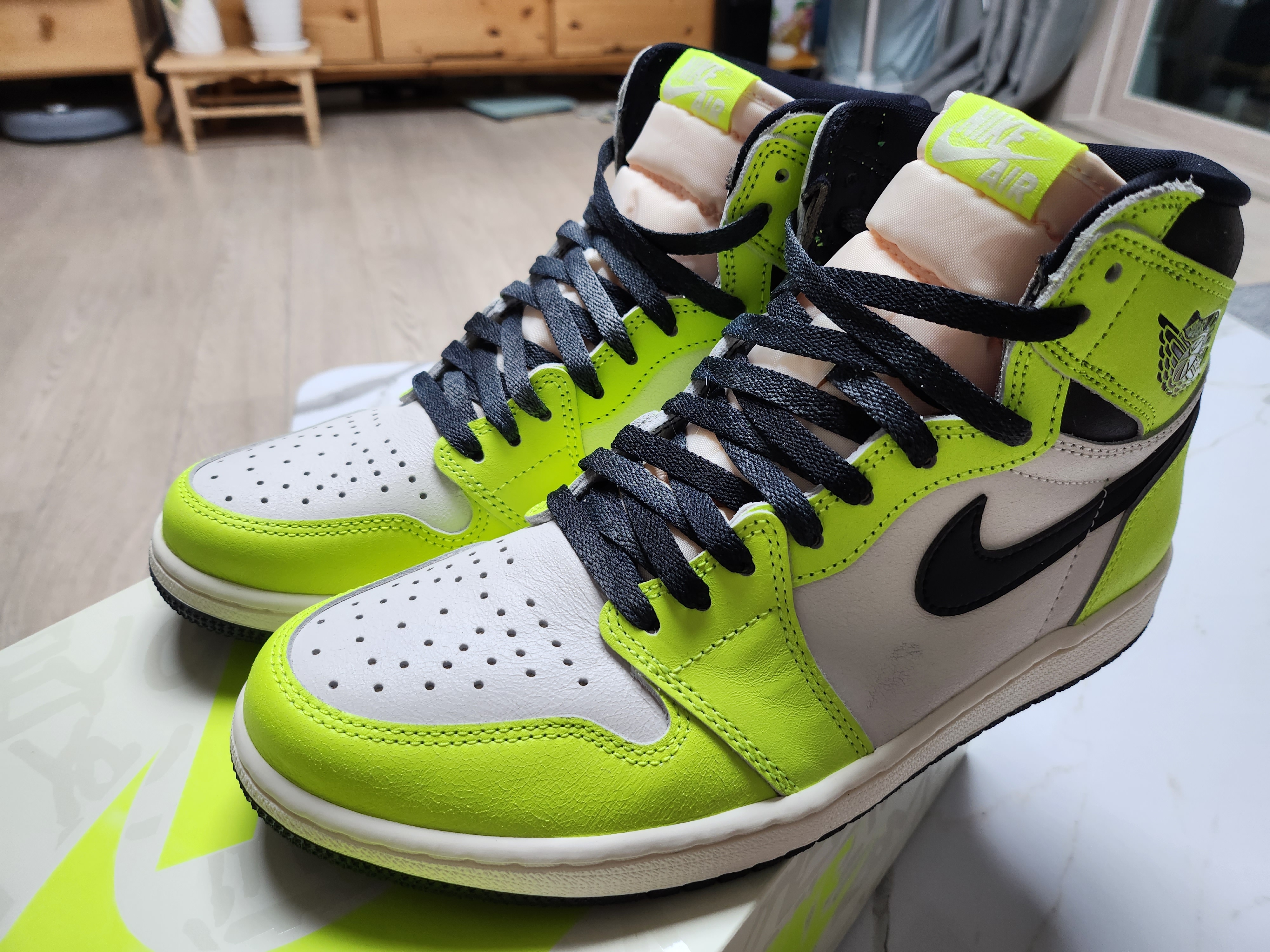 Jordan 1 Retro High OG Volt 착용 스타일