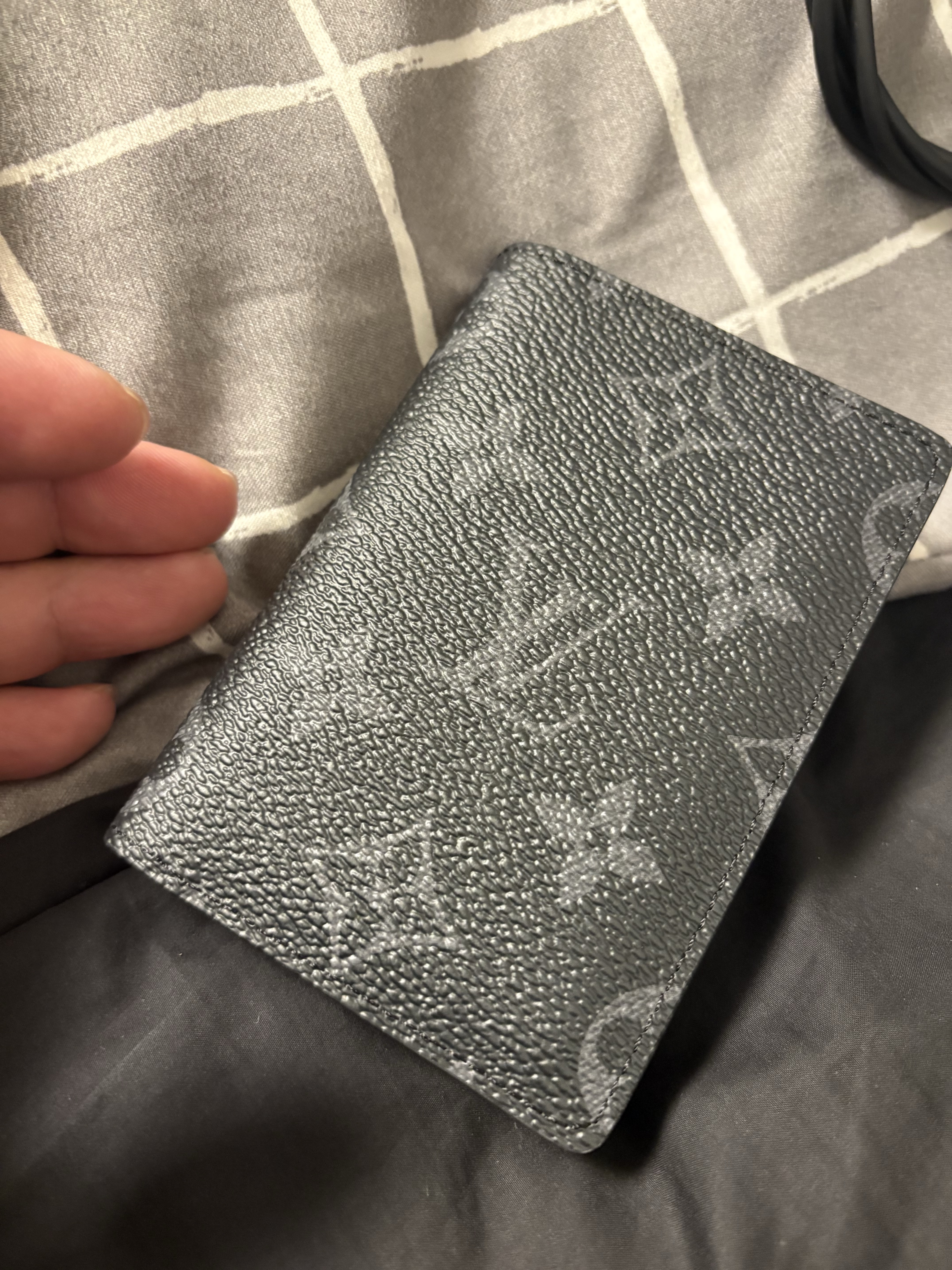 Louis Vuitton Pocket Organizer Monogram Eclipse 착용 스타일 - 1