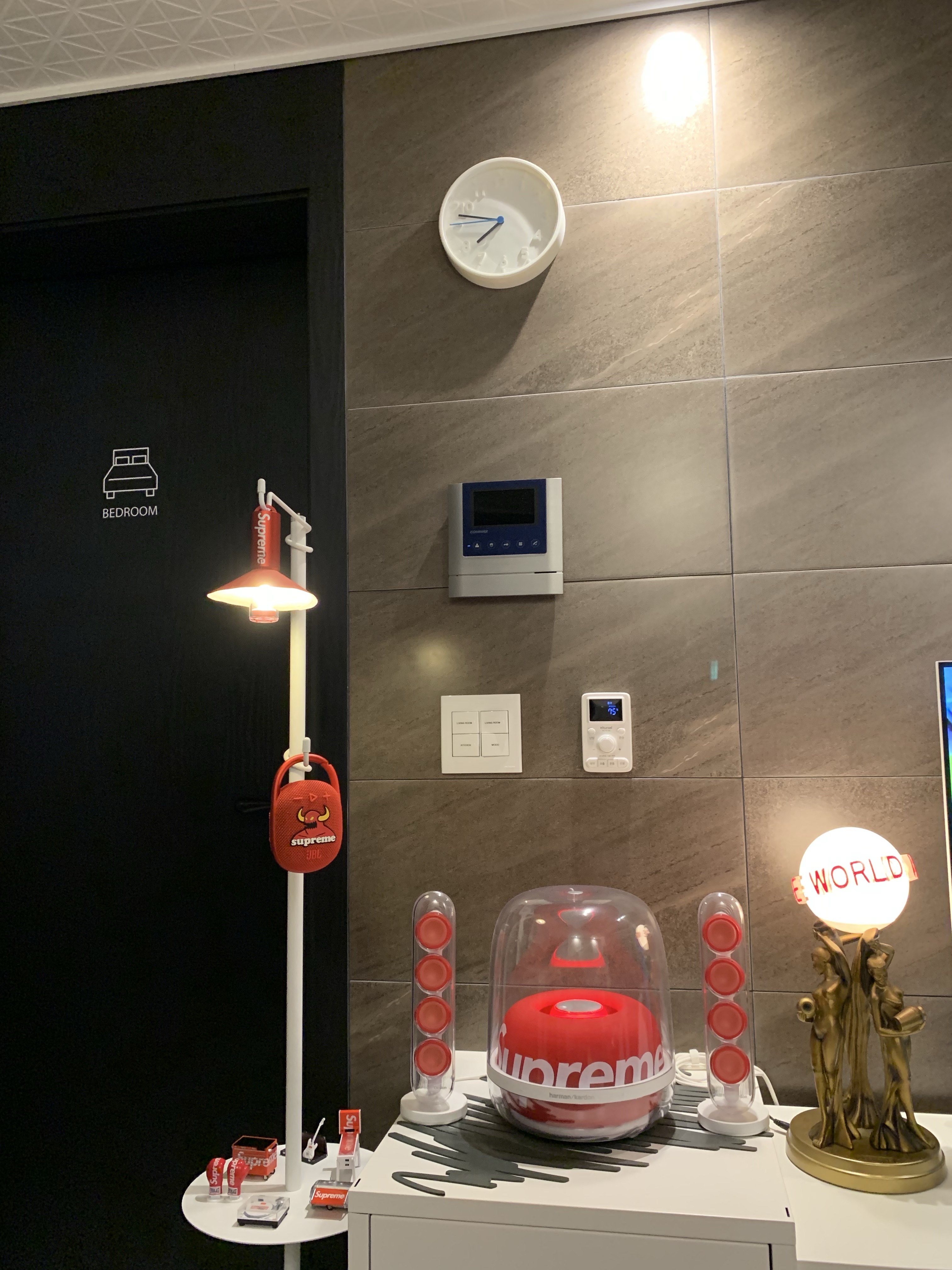 Supreme x Hoto Camp Light Red - 25FW (Korean Ver.), Supreme x Harman Kardon Soundsticks White (Korean Ver.) - 23FW 착용 스타일