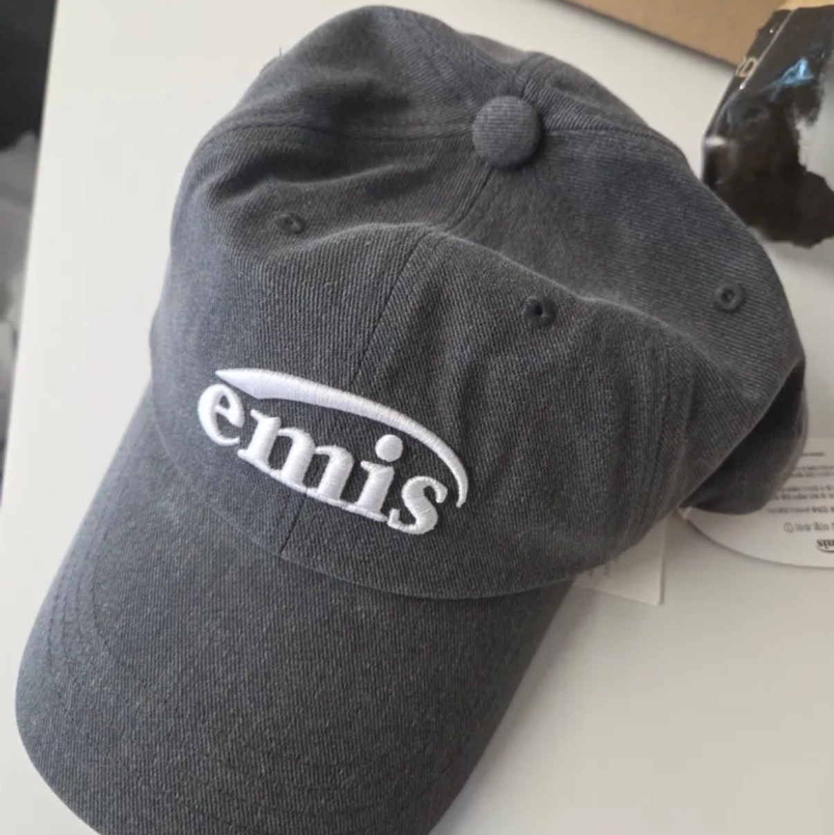 Emis New Logo Emis Cap Black 착용 스타일