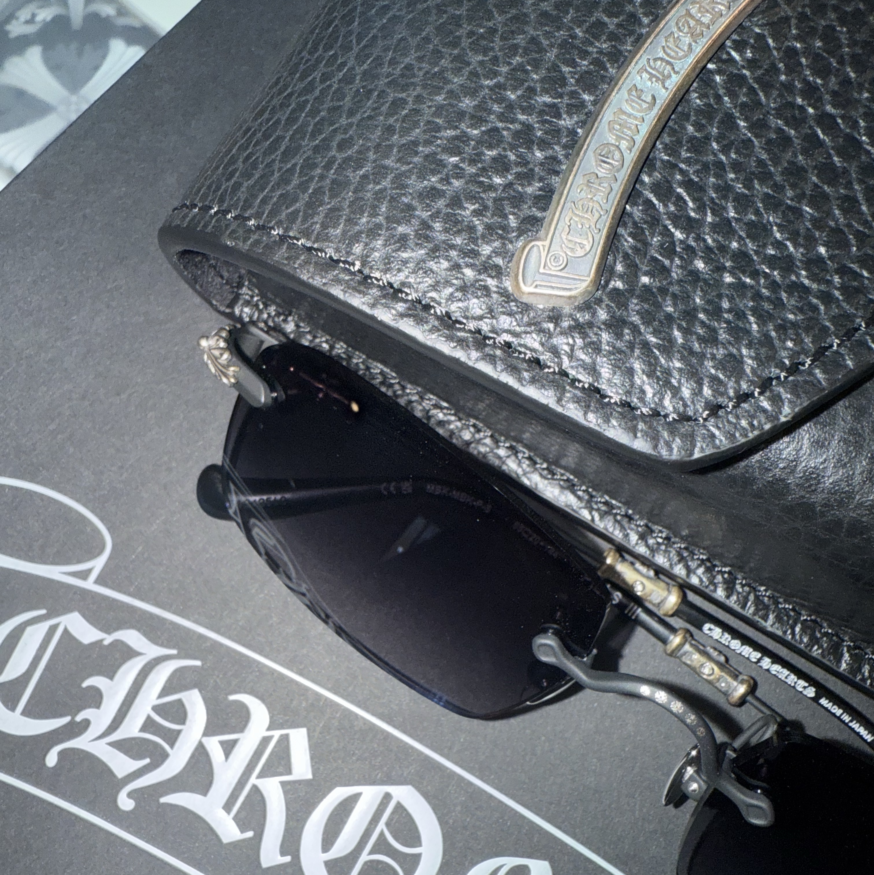 Chrome Hearts Pills III Matte Black Plastic, Chrome Hearts Horseshoe Logo Pocket T-Shirt Black 착용 스타일 - 1
