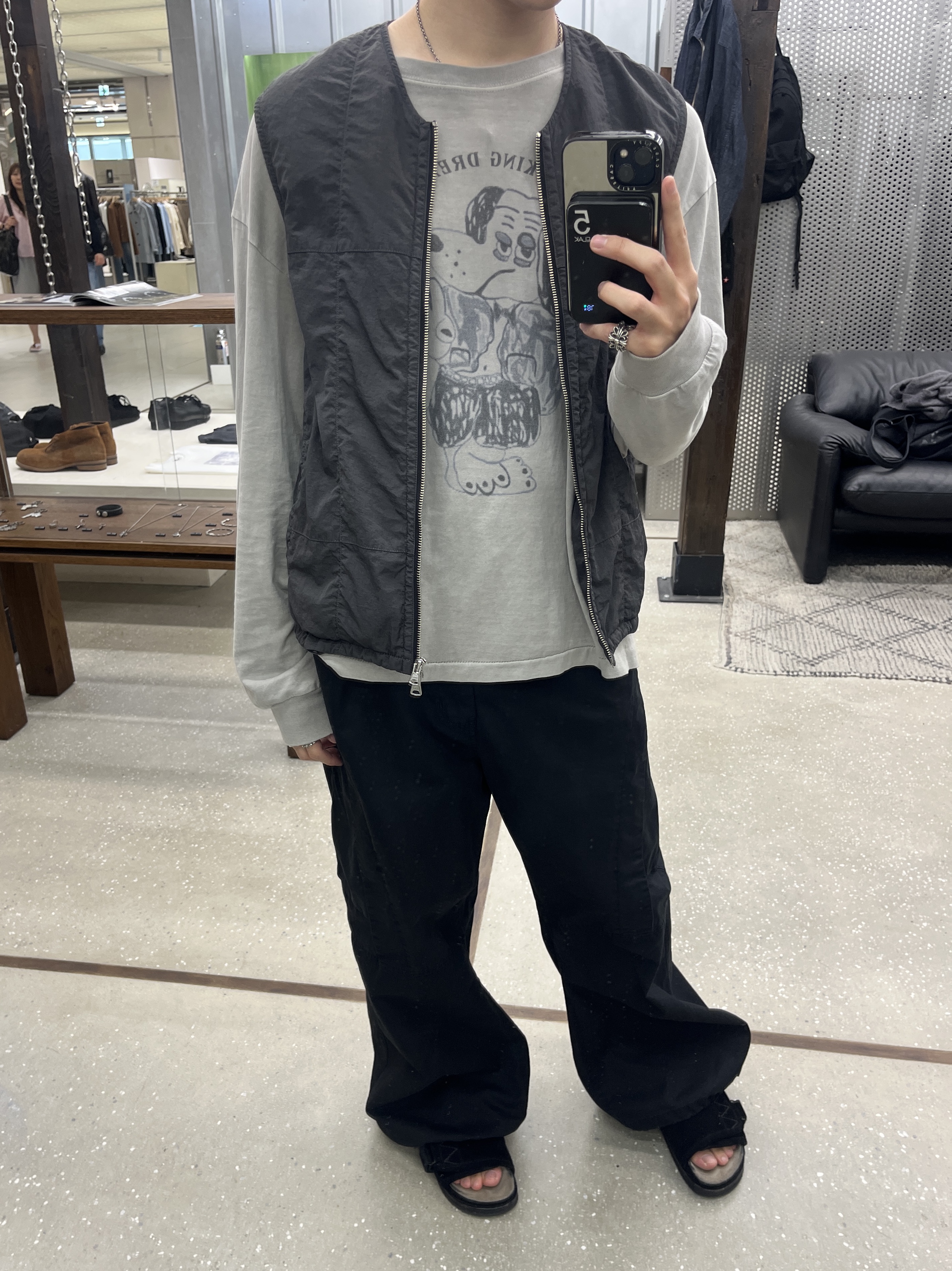 Polyteru Grid Vest (Paisley Patched) Black, [프리오더] Polyteru Jumbo Slippers Black 착용 스타일