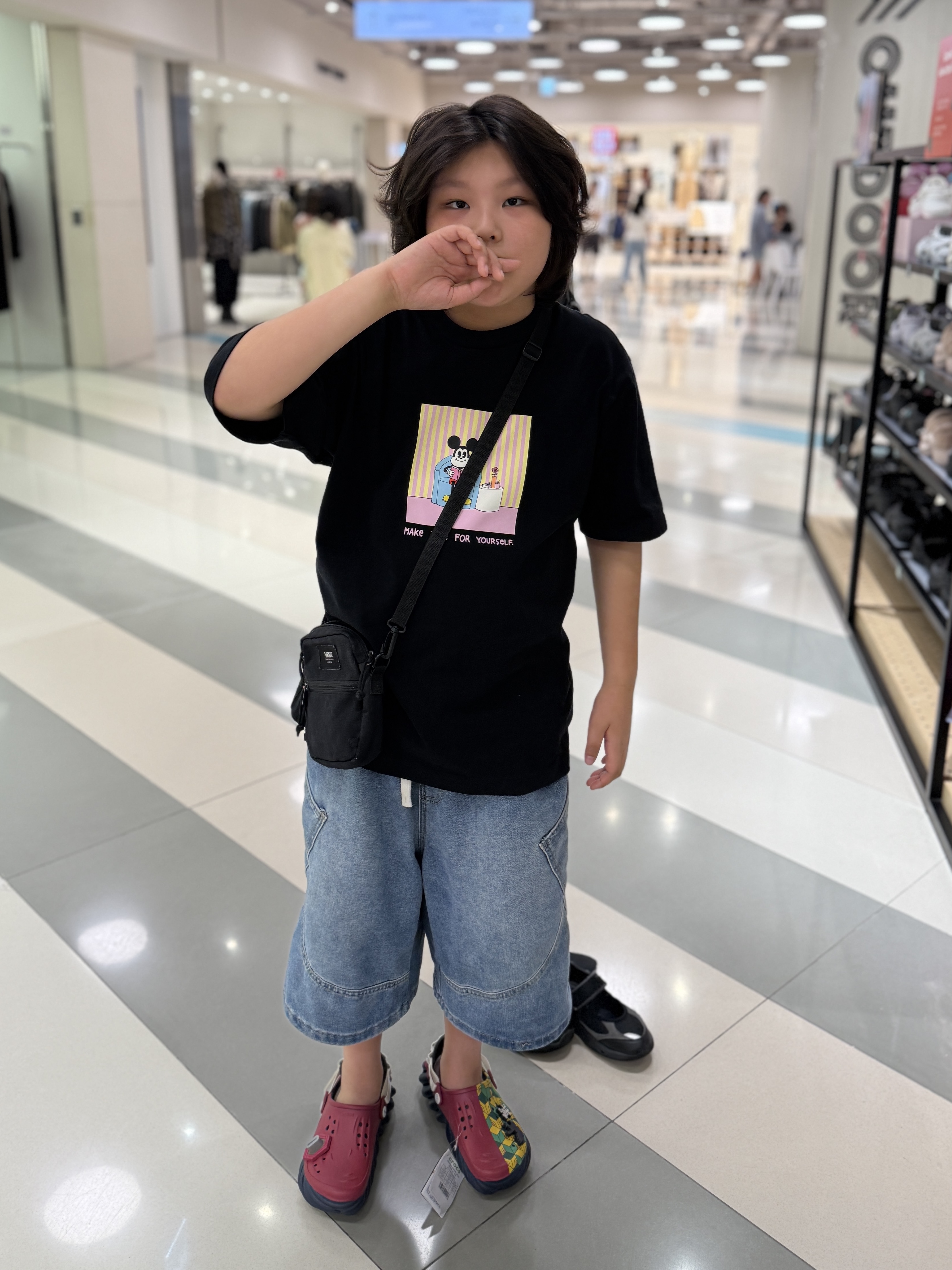 Crocs x Demon Slayer Giyu Echo Clog Multi, (W) New Balance Breeze SD2202 Black 착용 스타일 - 2