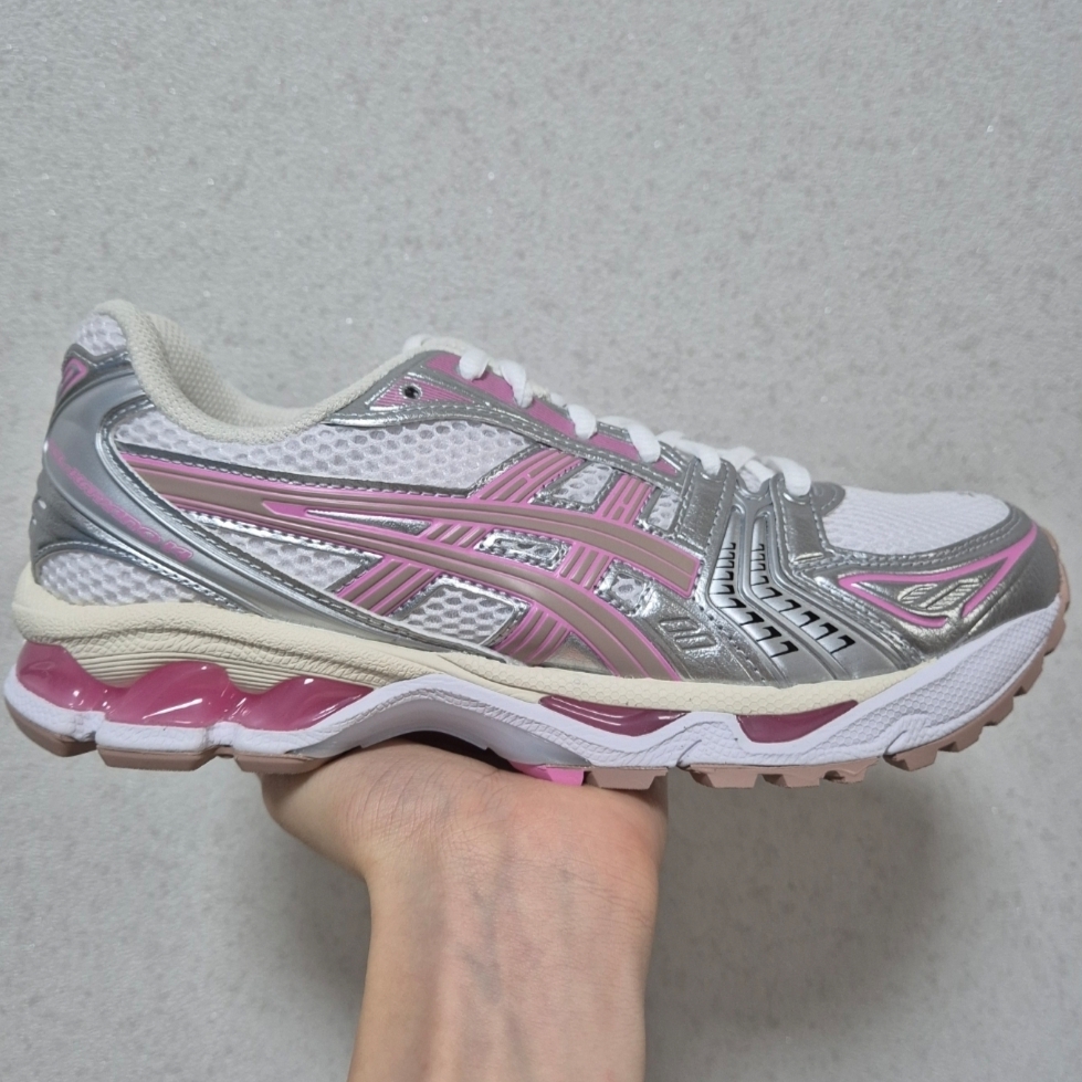 Asics Unlimited Gel-Kayano 14 White Fawn 착용 스타일