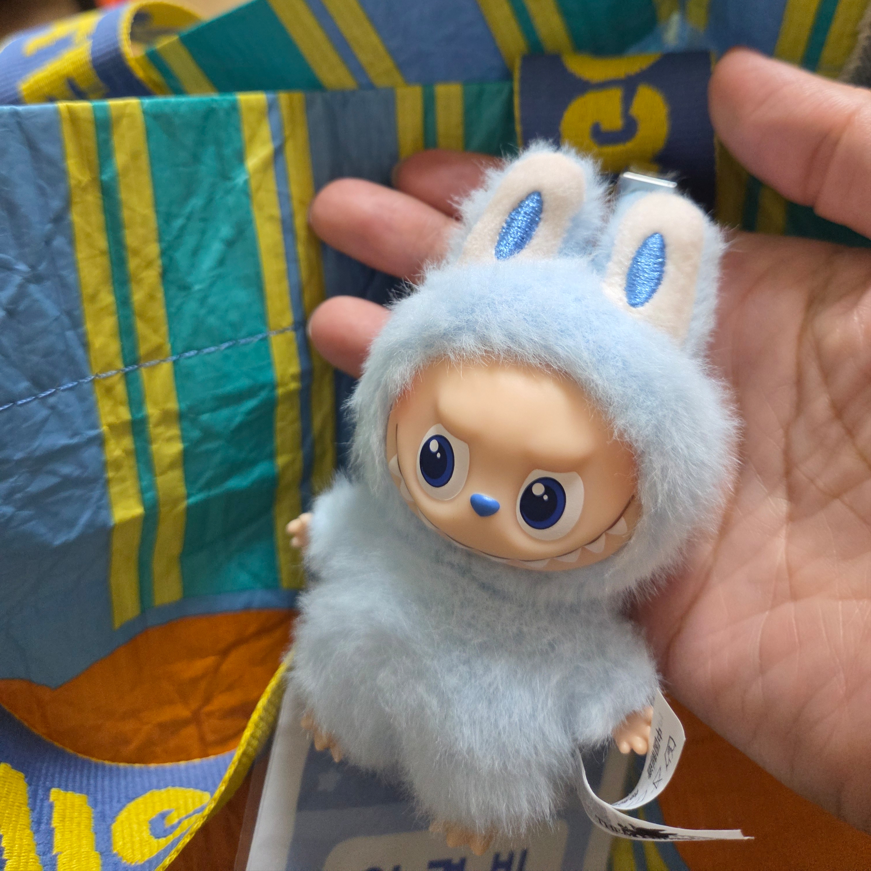 Pop Mart Labubu The Monsters Pin For Love Series Vinyl Plush Pendant Sealed Case (A-M) (1 Blind Box), Pop Mart Labubu The Monsters Pin For Love Series Vinyl Plush Pendant Sealed Case (A-M) (14 Blind Boxes) 착용 스타일
