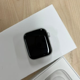 Apple Watch SE 2024 40mm GPS Silver Aluminium Case with Sport Band S/M Denim (Korean Ver.) 착용 스타일