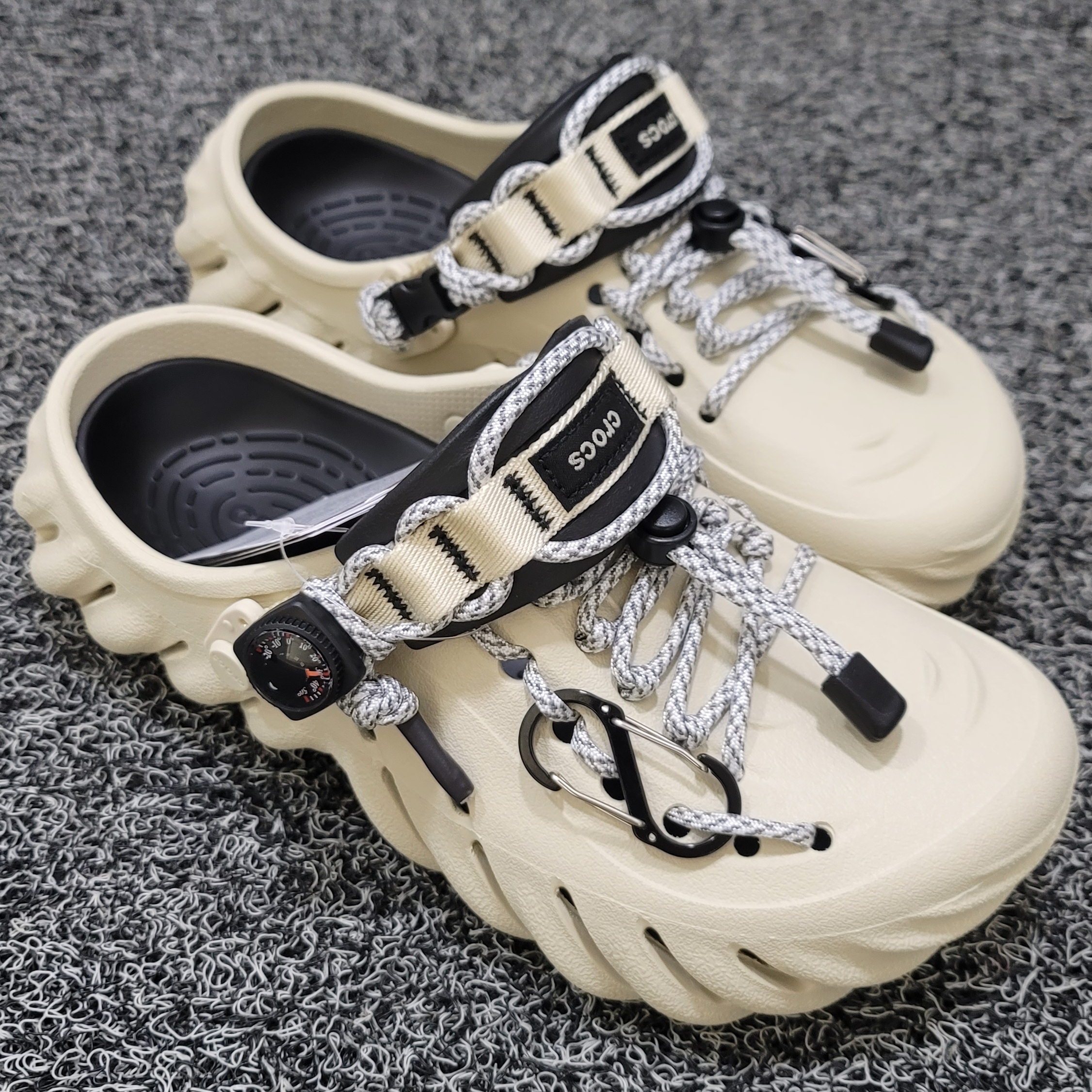 Crocs Echo Clog Bone Black 착용 스타일 - 1