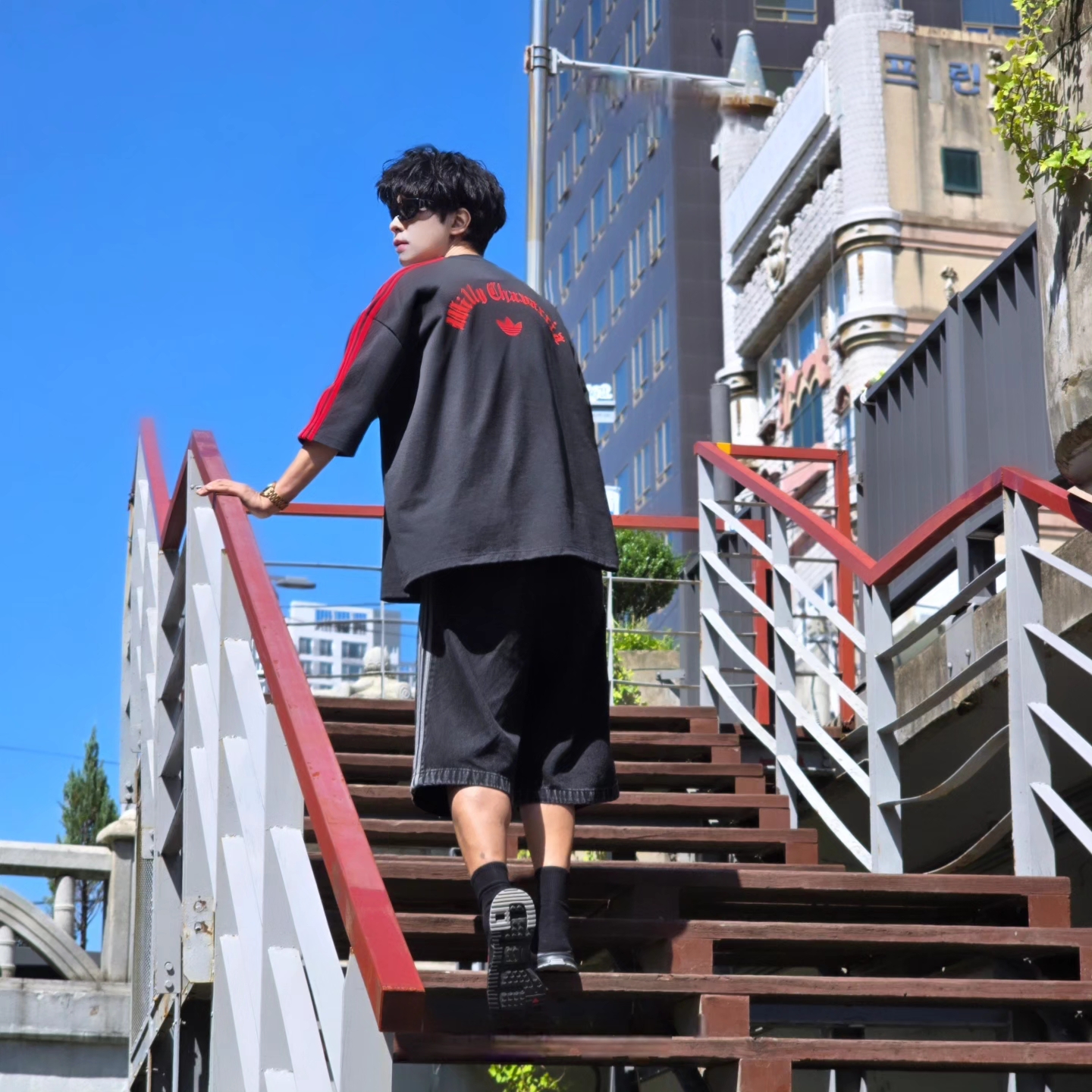 Adidas x Willy Chavarria Chavarria Signature T-Shirt Black - KR Sizing, Adidas Adicolor Denim Firebird Shorts True Black Denim - KR Sizing 착용 스타일 - 2