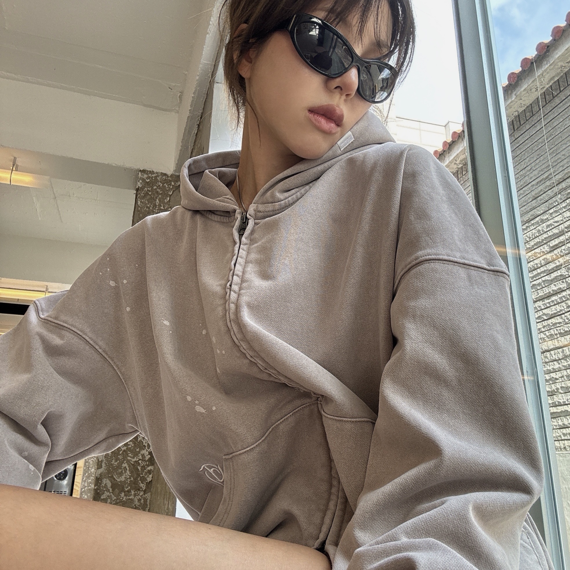 [KREAM 단독] NOMANUAL Painted Hooded Zip-up Washed Warm Gray 착용 스타일 - 8
