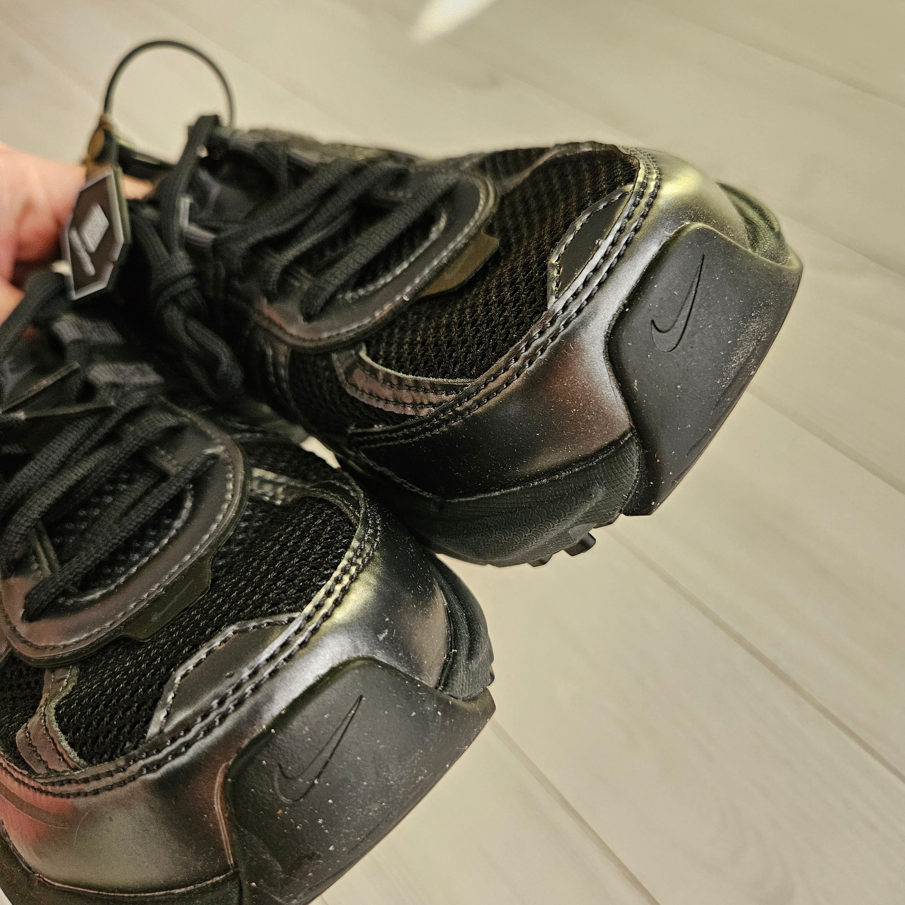 Nike V2K Run Black Anthracite 착용 스타일 - 1