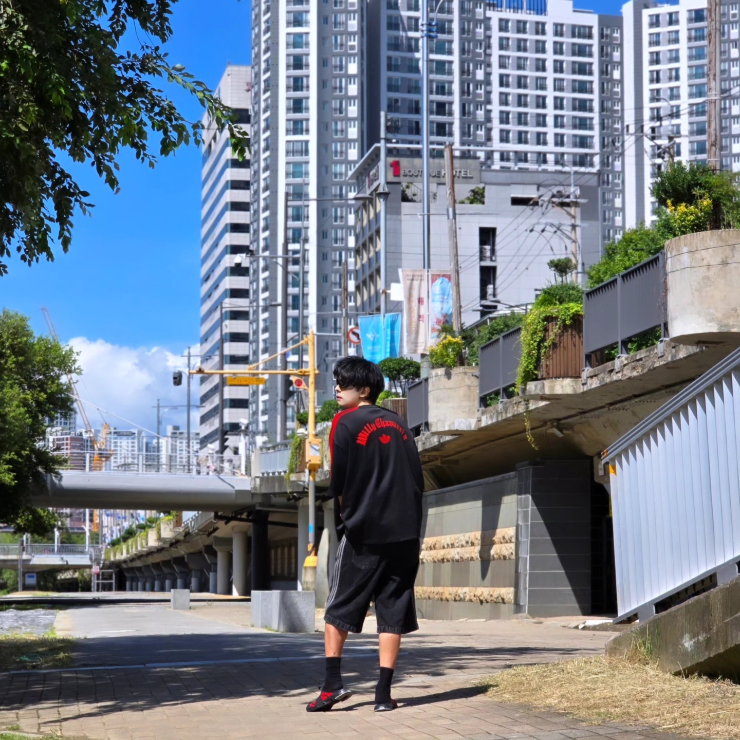 Adidas x Willy Chavarria Chavarria Signature T-Shirt Black - KR Sizing, Adidas Adicolor Denim Firebird Shorts True Black Denim - KR Sizing 착용 스타일 - 1