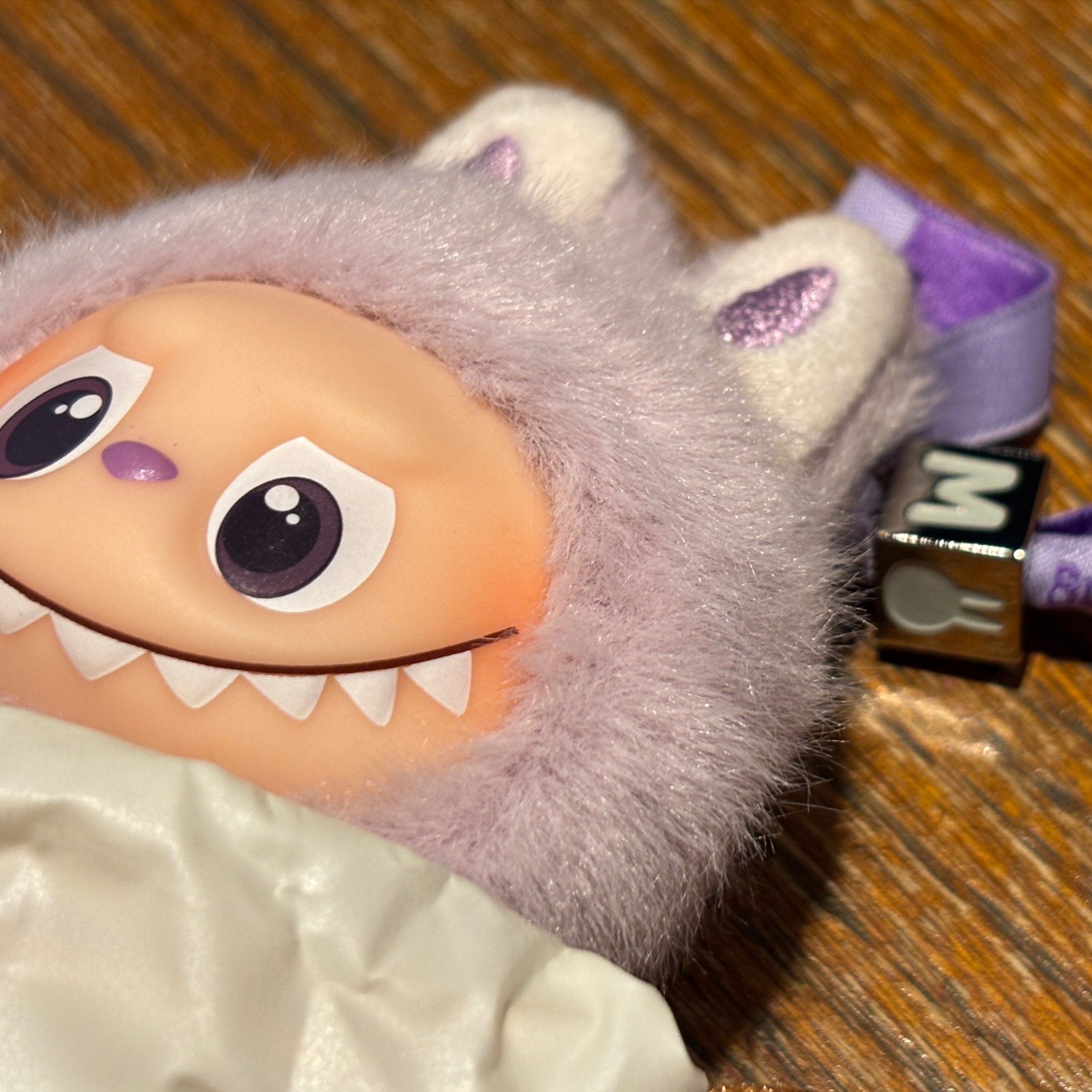 Pop Mart Labubu The Monsters Pin For Love Series Vinyl Plush Pendant (A-M) M (Opened Case) 착용 스타일
