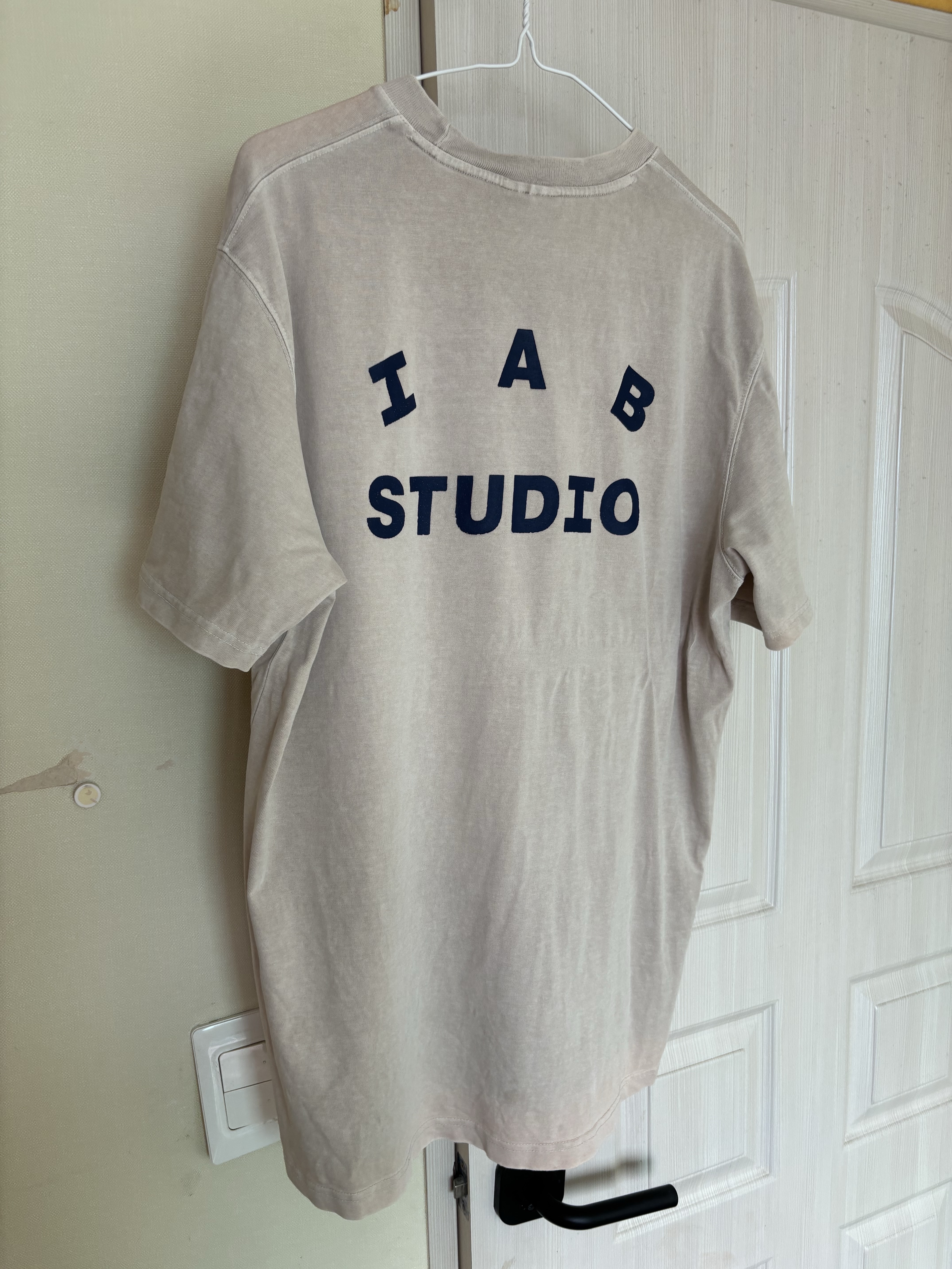 IAB Studio Pigment T-Shirt Oatmeal 착용 스타일