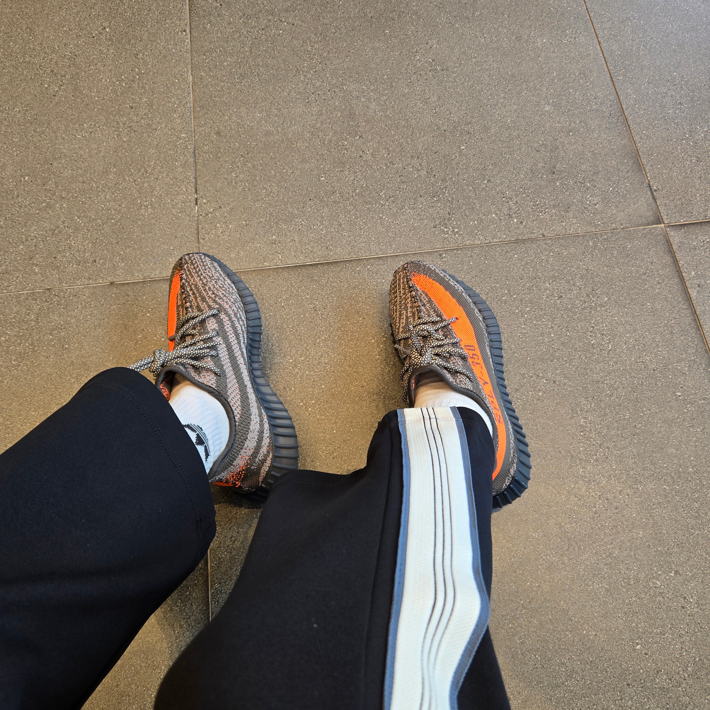 Adidas Yeezy Boost 350 V2 Carbon Beluga 착용 스타일 - 2