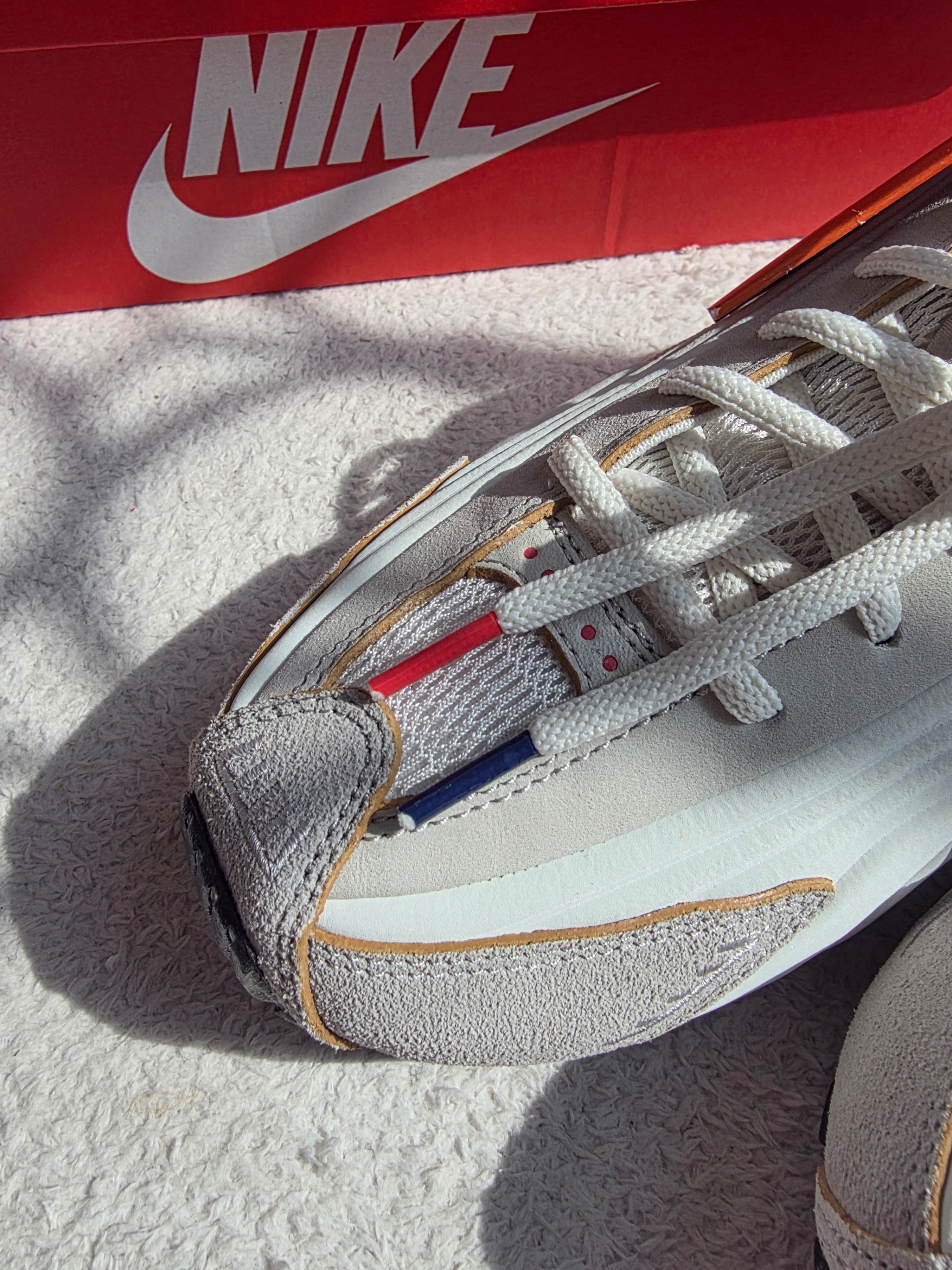 Nike Shox R4 PRM Light Iron Ore and Phantom 착용 스타일 - 3