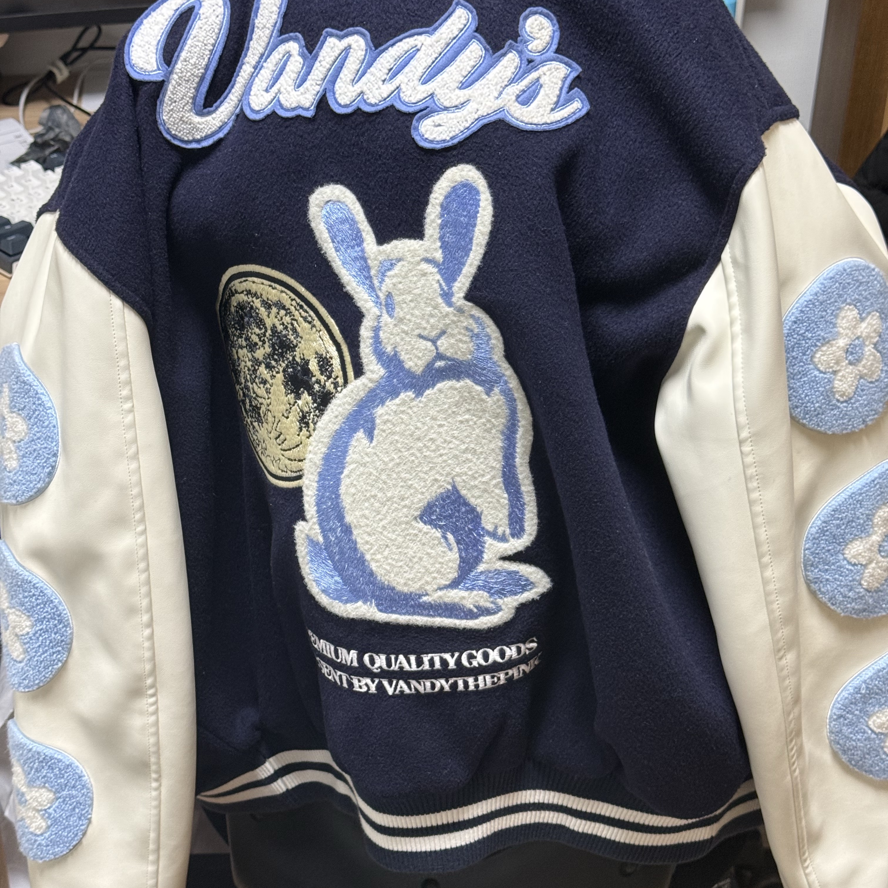 Vandy The Pink Rabbit Varsity Jacket 착용 스타일