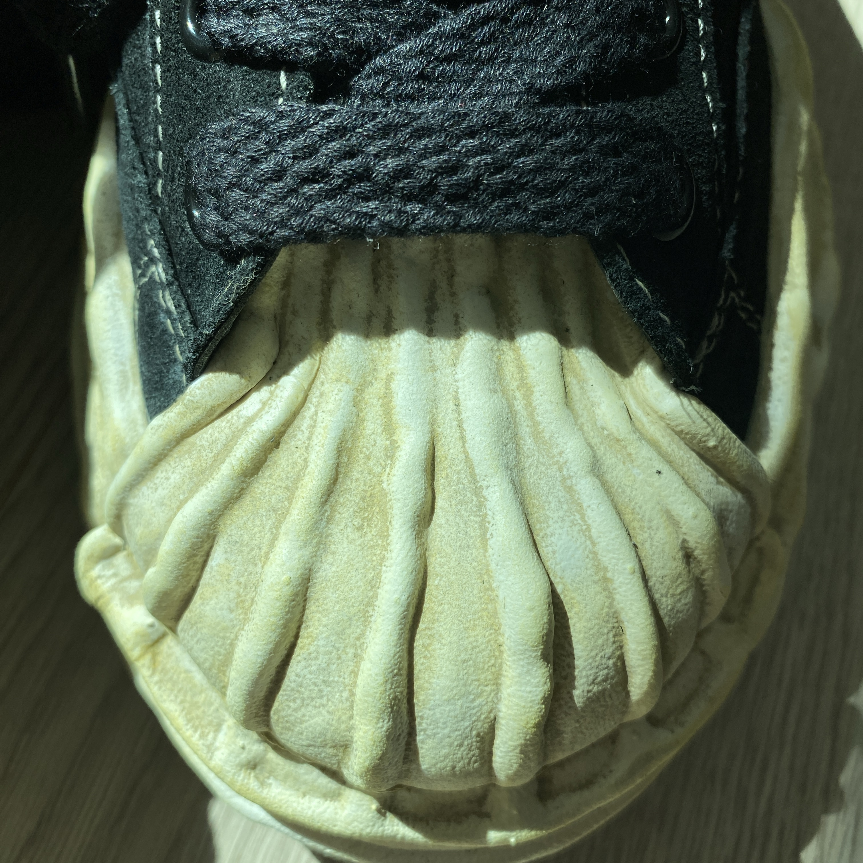Maison Mihara Yasuhiro Blakey OG Sole Suede Low-top Sneakers Black 착용 스타일 - 4