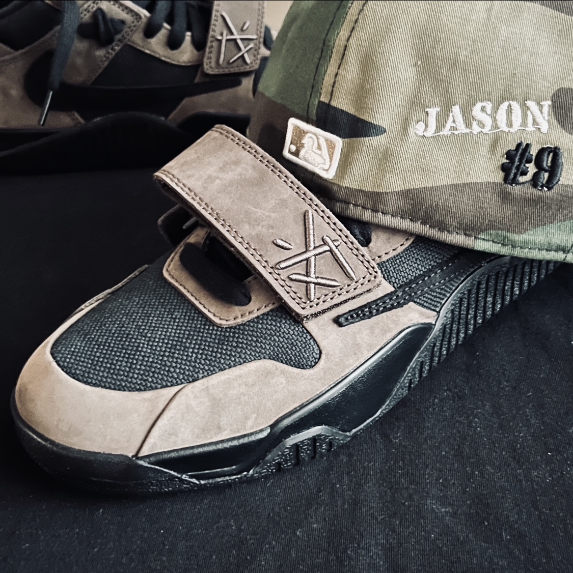 Jordan x Travis Scott Jumpman Jack TR Black and Dark Mocha 착용 스타일 - 3